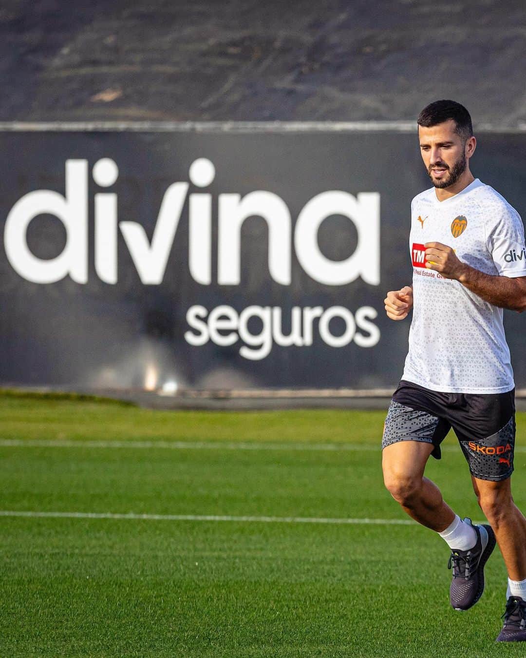 バレンシアCFさんのインスタグラム写真 - (バレンシアCFInstagram)「🔙⚽️ Vuelta al trabajo con el objetivo puesto en el próximo lunes #ValenciaCádiz 🦇🟡  #ADNVCF」10月17日 4時11分 - valenciacf