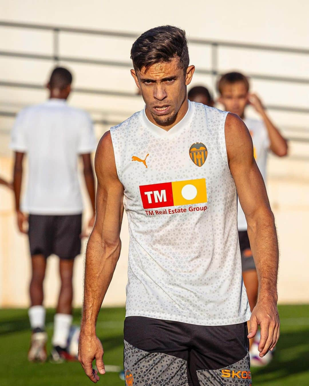 バレンシアCFのインスタグラム：「🔙⚽️ Vuelta al trabajo con el objetivo puesto en el próximo lunes #ValenciaCádiz 🦇🟡  #ADNVCF」