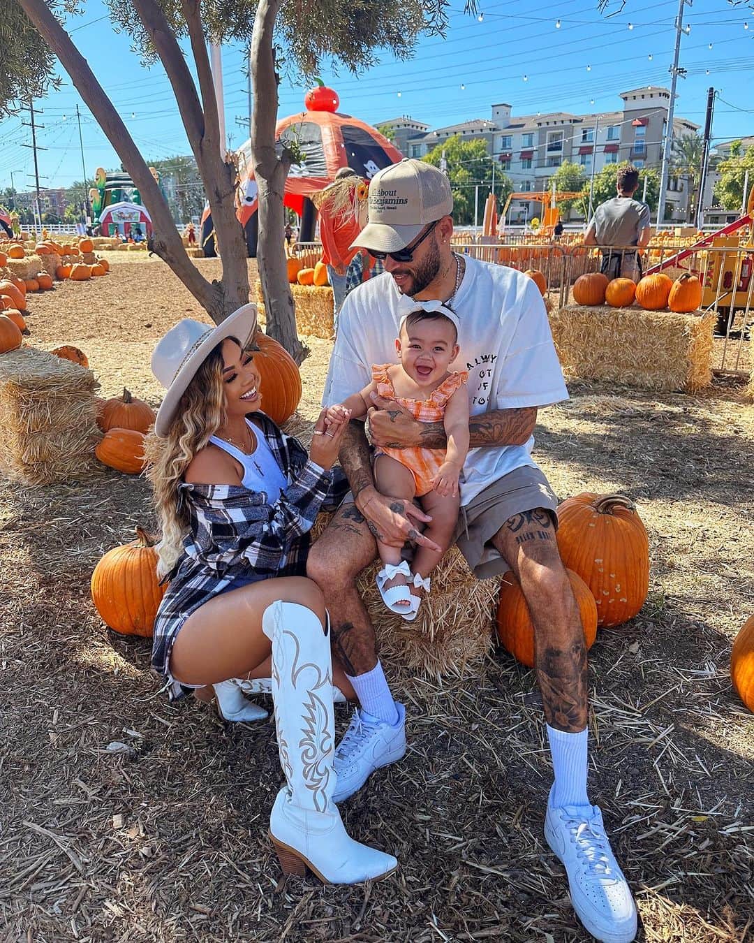 リアン Vのインスタグラム：「Took our little pumpkin to the pumpkin patch 🧡🥹 @wearethebenjamins」