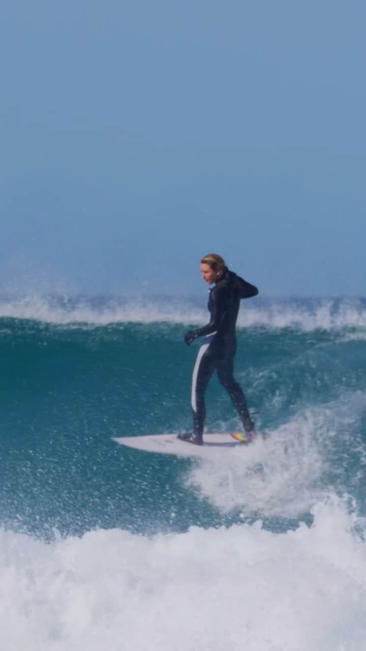 ニッキ・バン ダイクのインスタグラム：「🩵🏄🏼‍♀️」