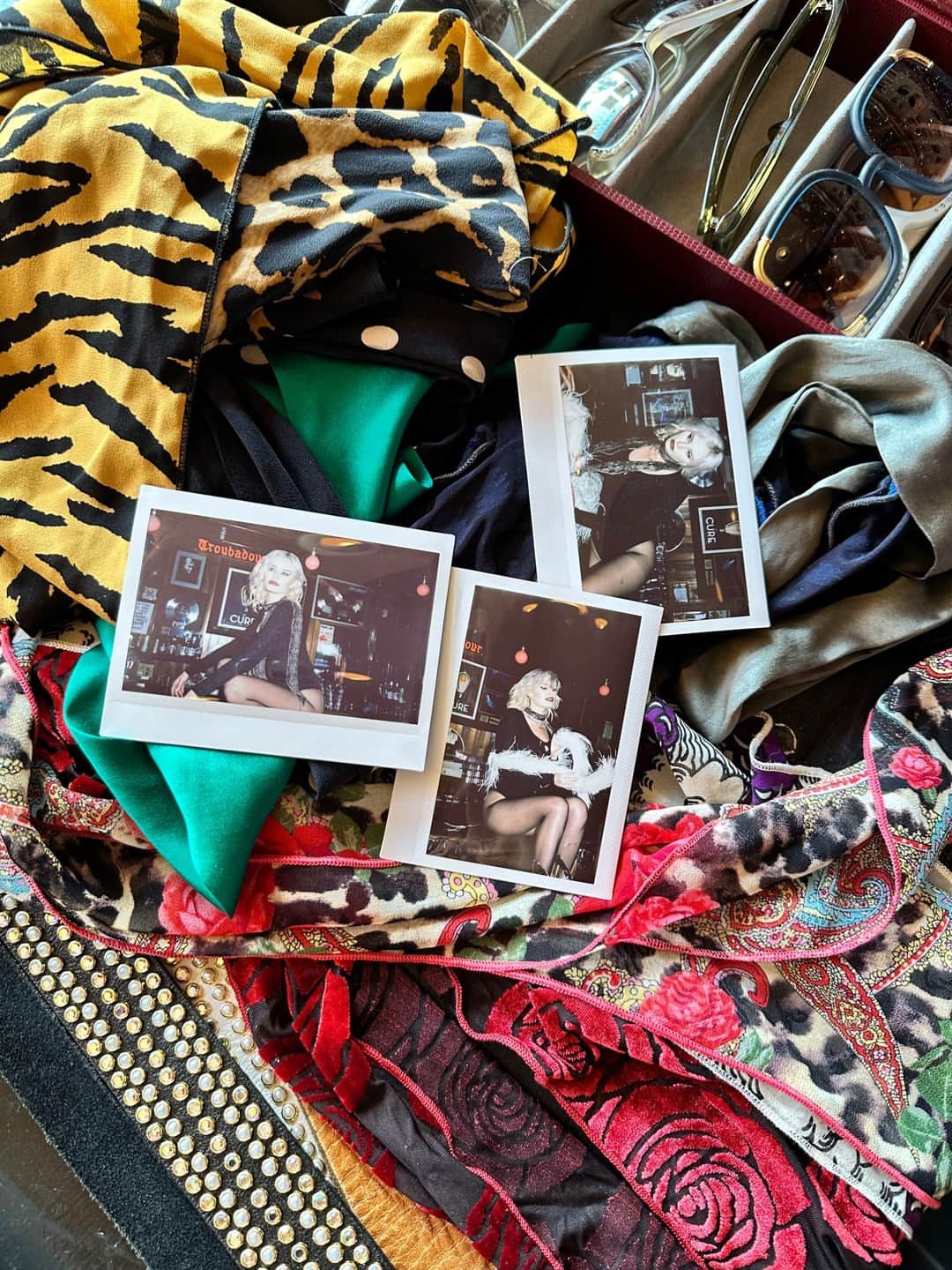 チェイサーのインスタグラム：「Now Trending: Vintage Rock Glam」
