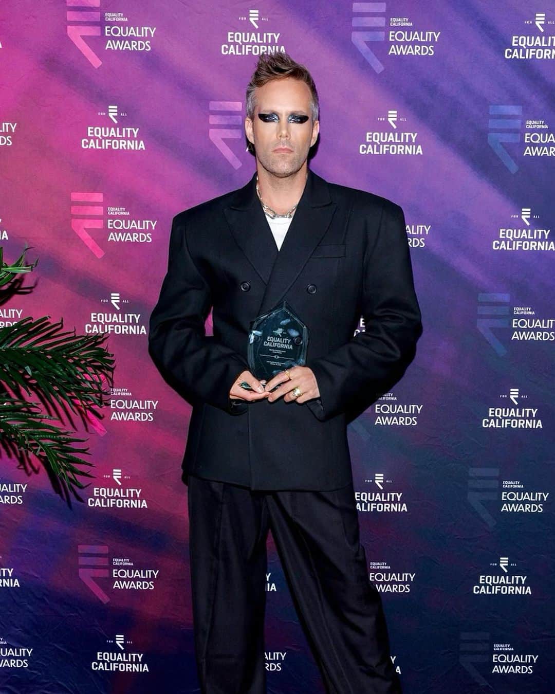 ジャスティン・トランターのインスタグラム：「Thank you so much @eqca for honoring me with the Equality Visibility award this weekend. The event was inspiring, the work you do is beyond important and it’s always nice to be given an award for being queer, femme, loud and proud…oh and for my legendary fundraising skills;)」
