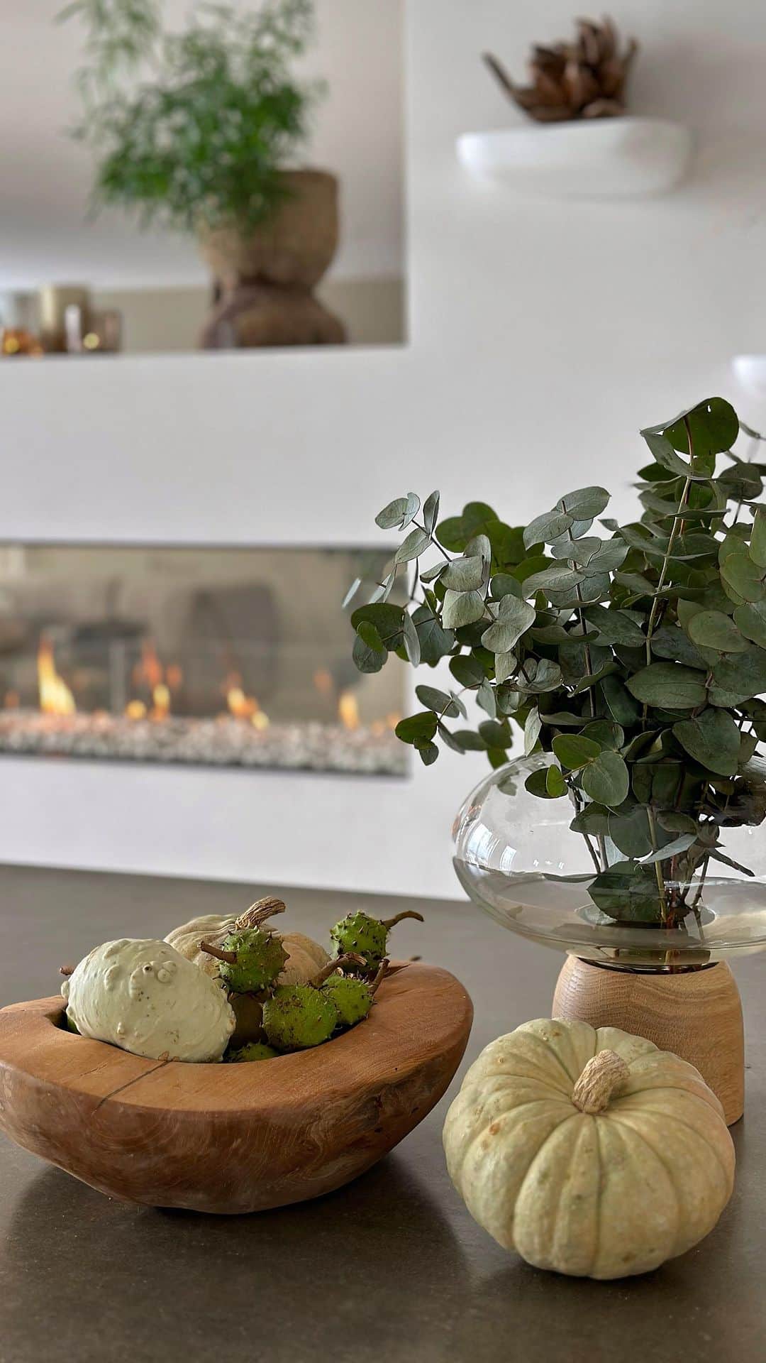 Inger-Lise Lillerovdeのインスタグラム：「Med ønske om en fin kveld 🍂 Høstvibber i hjemmet kan vi like i desse dager, da det regner sidelengs på Sunnmøre! Godt med fyr i peisen siii’  Har du hatt en fin start på uka? Her har det gått i ett sett fra idag tidlig, til jeg nå landet i sofa’en med beina høyt! Titt gjerne innom snap om du ønsker å se mer fra hverdagen; 👻 inger-liselille . Deler mer av alt og ingenting der 😅  Klem fra meg til deg 🤎 _____________________________________________________ #hjem #home #høst #høstkos #høststemning #stemning #kjøkken #kitchen #kitchendesign #kjøkkeninspirasjon #peis #peiskos #fall #autumn #interiør #interiørdesign #interiørinspirasjon #Interiorandliving #kjøkkendesign」