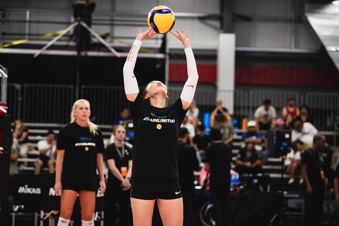 のインスタグラム：「Tequila sunrise ORANGE 🧡 #AUVB #Season3 #Starlings วันนี้แข่ง 8:30 โมงเข้าไทย  📸 @jadehewittmedia   @auprovolleyball  @auprosports」