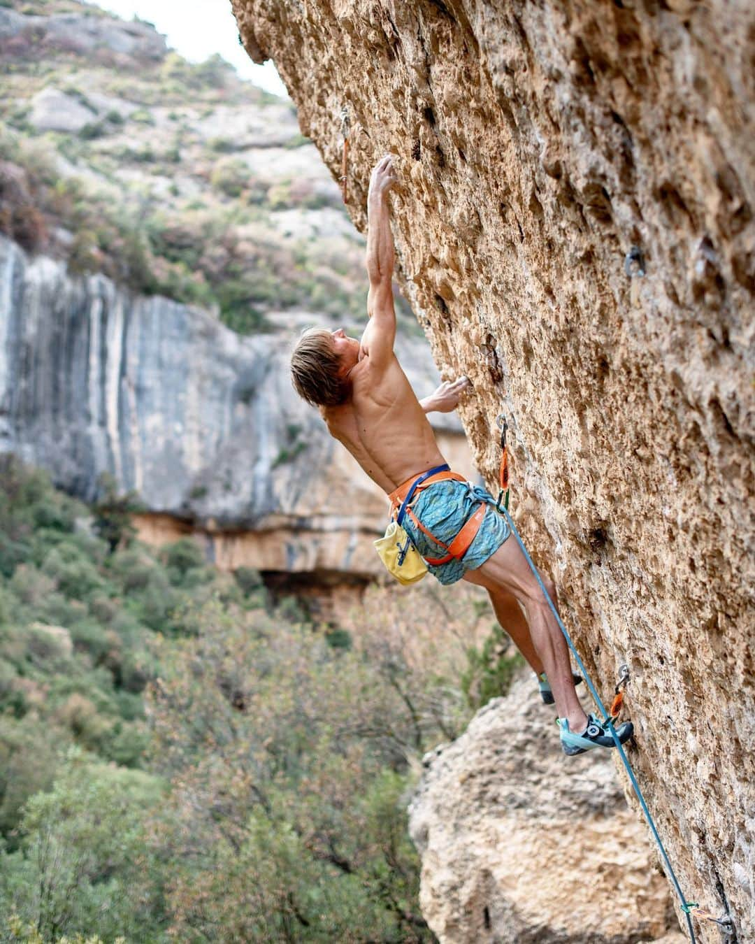 アレックス・メゴスさんのインスタグラム写真 - (アレックス・メゴスInstagram)「Also my second day here in Margalef was successful! After some figuring out and a few tries I managed to do the first ascent of "The Maze" 9a.  The route is an old project of @chris_sharma, bolted on a little boulder in the same valley where "Era Vella" is located. Turns out that little boulder actually has a decent length and the route felt very anti Margalef style. Techy climbing on crimps and pebbles and not as steep as most hard routes here in the area made it a very unique and fun climb!  Looking forward to hear other people's opinions about it!  Thanks again to @urimaraver for the calm and lovely day outside 🙏🏼.   @patagonia_climb @petzl_official @tenayaclimbing @frictionlabs @physivantage @fazabrushes @tempehmanufaktur @cacaocrudo #stylefirst #carrotsforpower  Pic: @urimaraver」10月17日 4時31分 - alexandermegos