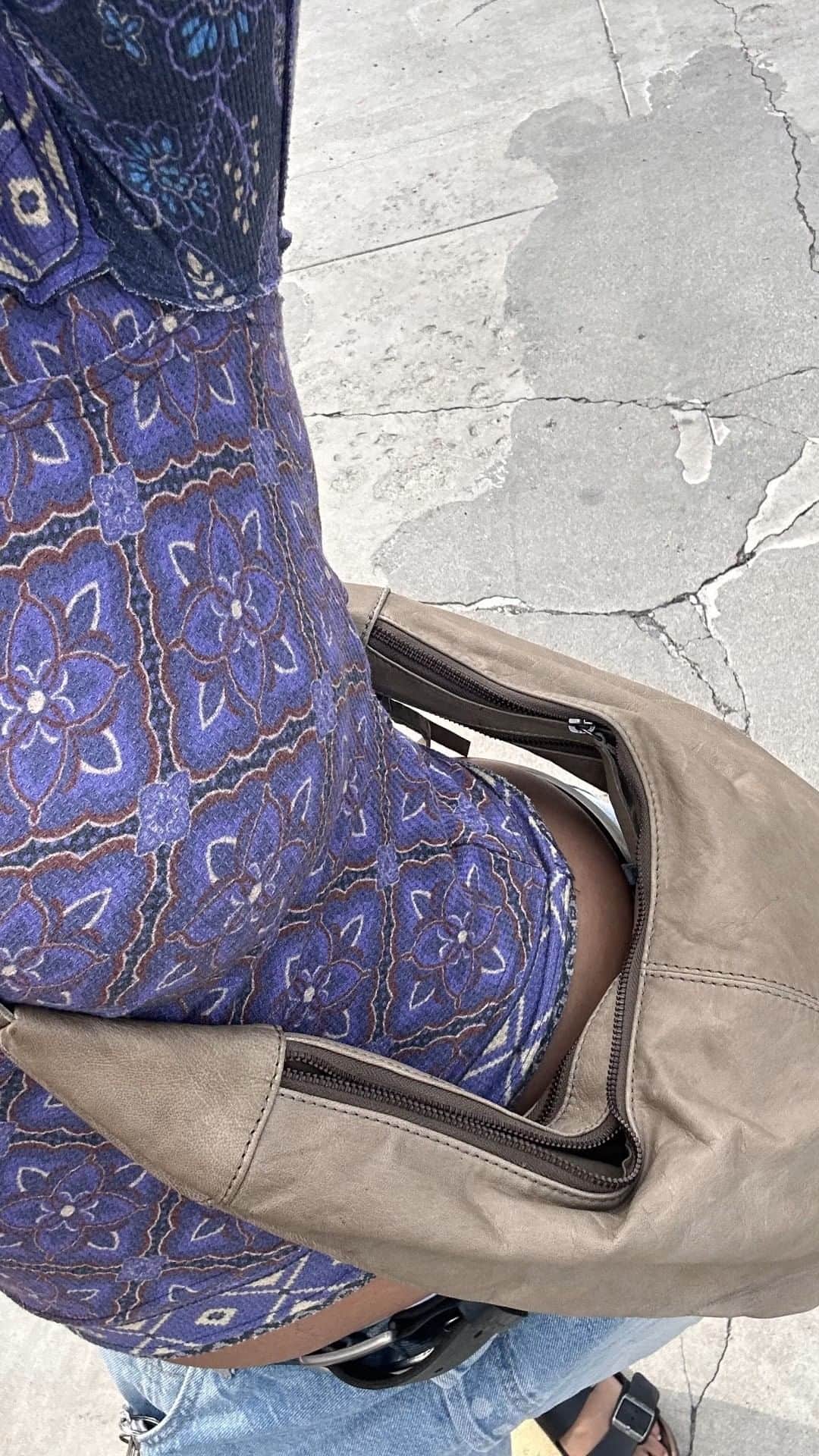 freepeopleのインスタグラム：「Because your hands have other priorities. Shop the Idle Hands Sling at our link in bio. @syl.v.ie」