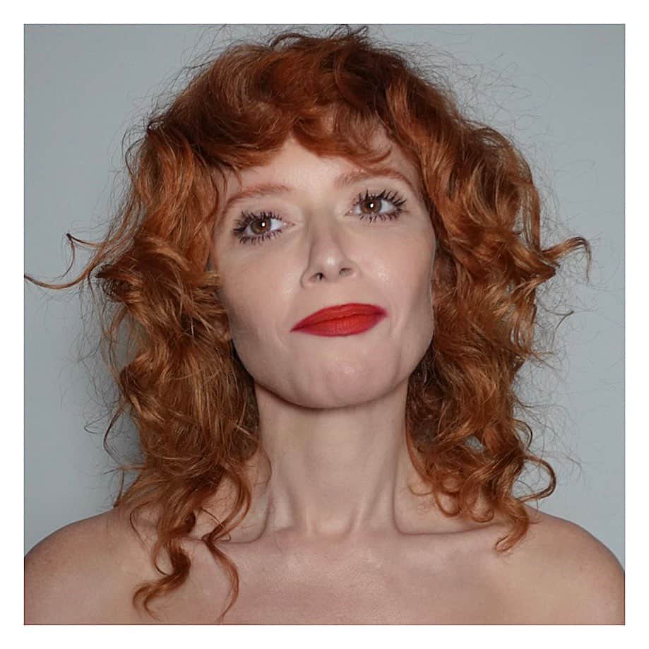 JO BAKERさんのインスタグラム写真 - (JO BAKERInstagram)「N A T A S H A • L Y O N N E 🇺🇸 Bold spidery lashes and a carnal classic red lip 💋 #natashalyonne in @schiaparelli 💥‼️ Hair @vernonfrancois  Makeup and pics by me #jobakermakeupartist using … Skin @furtunaskin + #blundercover @monikablunderbeauty  Eyes- #triplethreat 360 brightening eye primer with my #tarantulash #mascara @bakeupbeauty  “SPIDERY LASHES ARE NOW ON TREND…. But for me they have ALWAYS been ‼️”  ✨ Thank you to everyone who keeps telling me #tarantulash is their new favorite mascara ❤️❤️🙏🏻‼️  Means so much … 🕷️❤️🕷️❤️  #makeup #halloweenmakeup #makeupinspiration #makeupoftheday #makeupaddict #makeuplover #makeupartistsworldwide #redlips #lashes #lash #mestmascaraintheworld #halloweenmakeupideas #spiderylashes #naturallashes #mascara #beautybloggers #makeuplook」10月17日 4時40分 - missjobaker