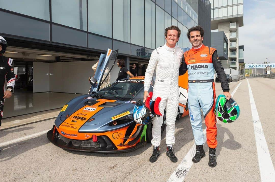 ルーカス・オルドネスのインスタグラム：「Amigos de y por vida, igual que nuestros padres. Seguimos disfrutando de lo que + nos gusta. @gonzalodeandres  - @smcmotorsport_  @mclarenbarcelona  @autohebdosport」