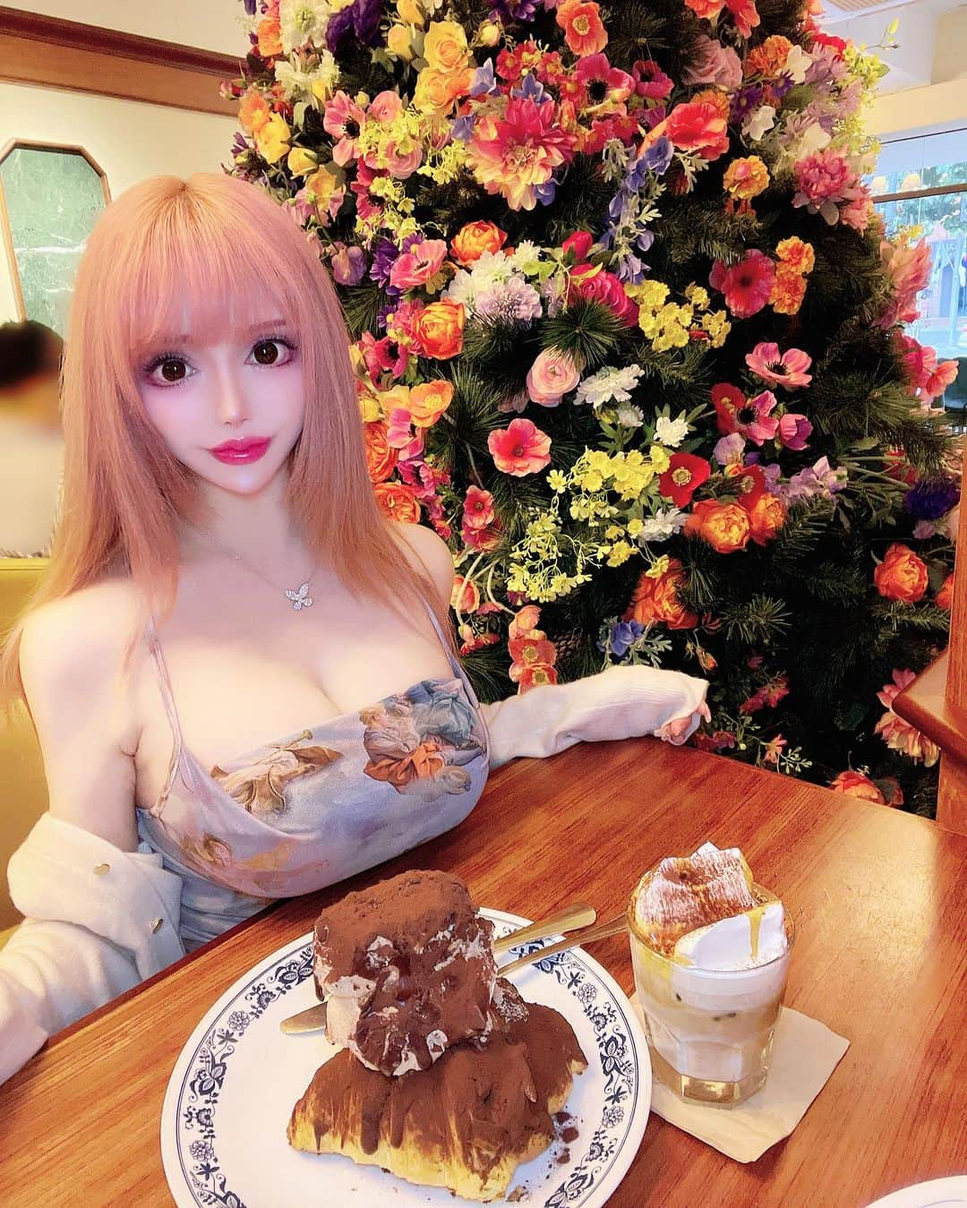 ヴァニラさんのインスタグラム写真 - (ヴァニラInstagram)「🐰🍓  前から行きたかった弘大のantique coffee ってカフェに今回やっと行けたの🍰🫖💕  1時間くらい並んだけど お花が沢山でケーキも可愛くて幸せ空間だった😌💖💖 ソウルにはまだまだ行きたいカフェが沢山🩵🩷  . . . . . . . . . . . #beautiful #happy #like4like #love #fashion #cute  #tbt #followme #picoftheday #follow #art #autumn #me #selfie #nature #smile #photooftheday #instagood #instagram #instadaily #style #travel #girl #instalike #likeforlike #life」10月17日 4時58分 - vani0531