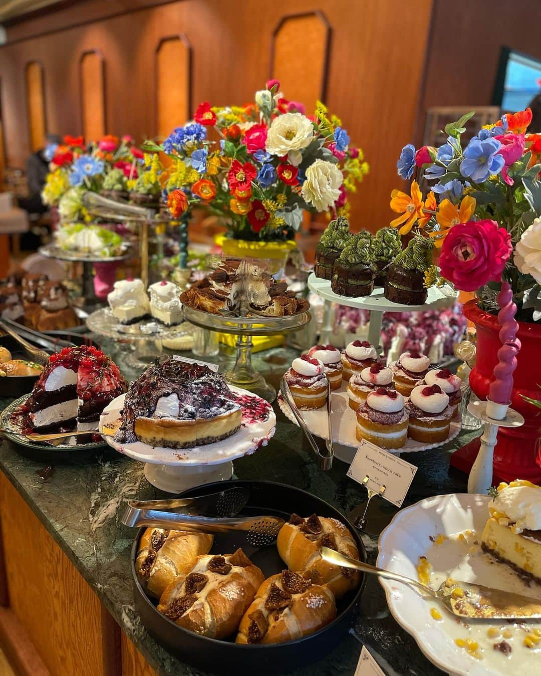 ヴァニラさんのインスタグラム写真 - (ヴァニラInstagram)「🐰🍓  前から行きたかった弘大のantique coffee ってカフェに今回やっと行けたの🍰🫖💕  1時間くらい並んだけど お花が沢山でケーキも可愛くて幸せ空間だった😌💖💖 ソウルにはまだまだ行きたいカフェが沢山🩵🩷  . . . . . . . . . . . #beautiful #happy #like4like #love #fashion #cute  #tbt #followme #picoftheday #follow #art #autumn #me #selfie #nature #smile #photooftheday #instagood #instagram #instadaily #style #travel #girl #instalike #likeforlike #life」10月17日 4時58分 - vani0531