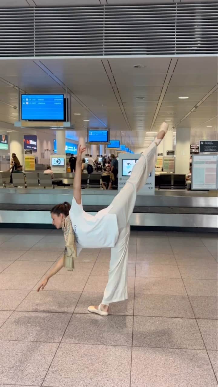 Ballet Is A WorldWide Languageのインスタグラム：「When you can’t wait to get off the plane and move yourself, dancers edition 😂 @ballerina.belinda   #belindarohringer #worldwideballet 🤍🥳🫶🏻」