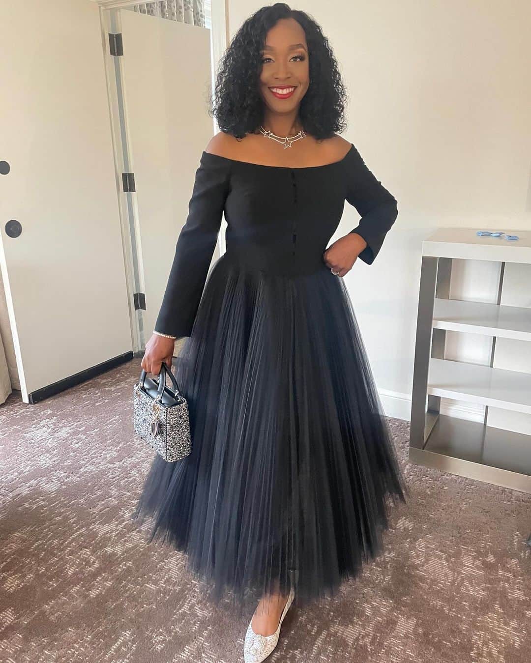 ションダ・ライムズのインスタグラム：「Deeply grateful to the @humanrightscampaign for this remarkable recognition. Grateful to @goldarosheuvel for her kind words when presenting me with the award. Forever proud to be an ally. #HRCNationalDinner  Glam: @verlynhairdesigns @theclothingtherapist @armond_style」