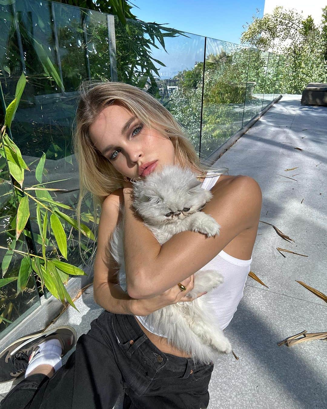 Joy Corriganさんのインスタグラム写真 - (Joy CorriganInstagram)「Crazy cat lady 🐈 🤍😻」10月17日 5時26分 - joycorrigan