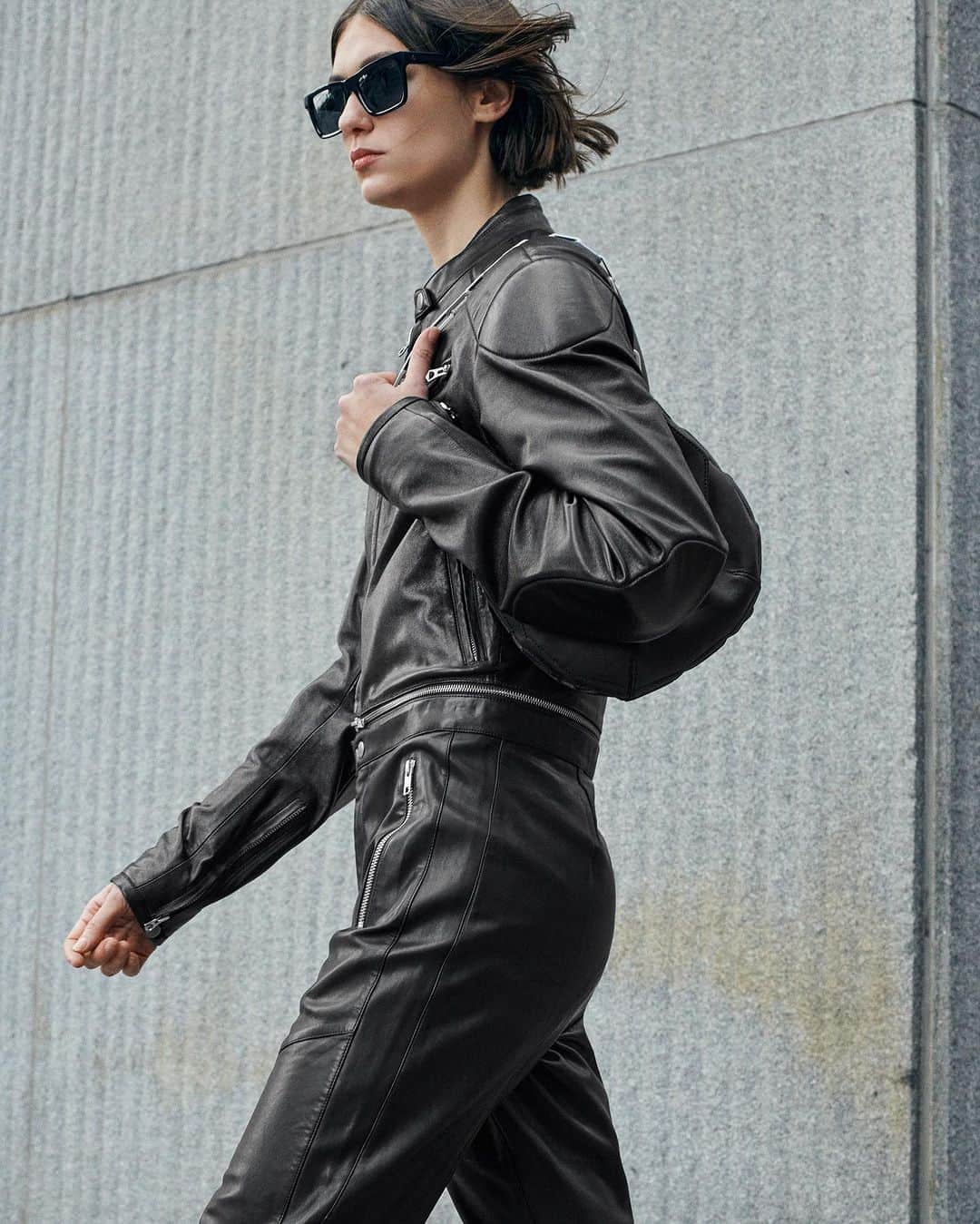 ラグ&ボーンのインスタグラム：「COOL CONFIDENCE. Leather that matches your attitude.」