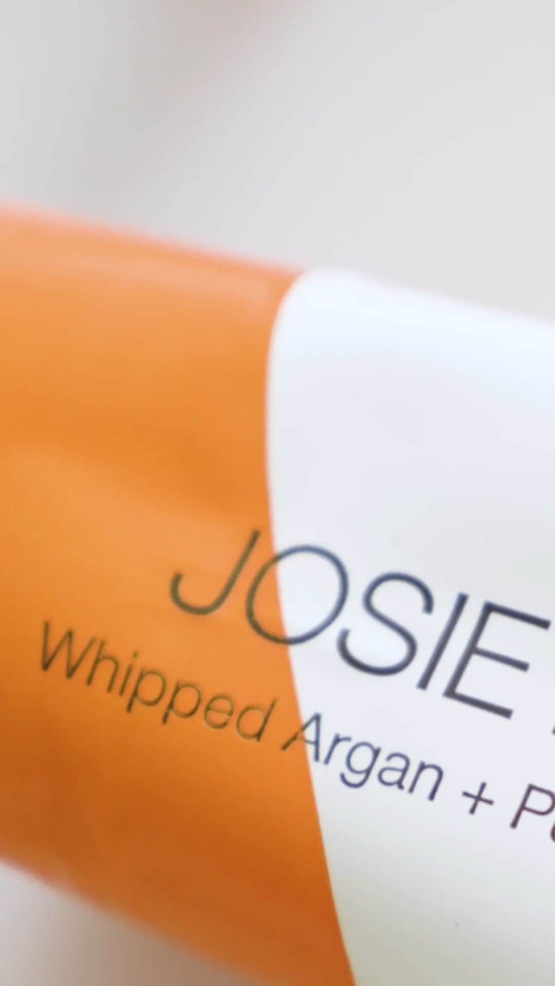ジョジー・マランのインスタグラム：「Fall festivities have officially commenced at Josie Maran thanks to our newest launch, dropping 10.18! Any guesses as to what the team has planned? 😏」