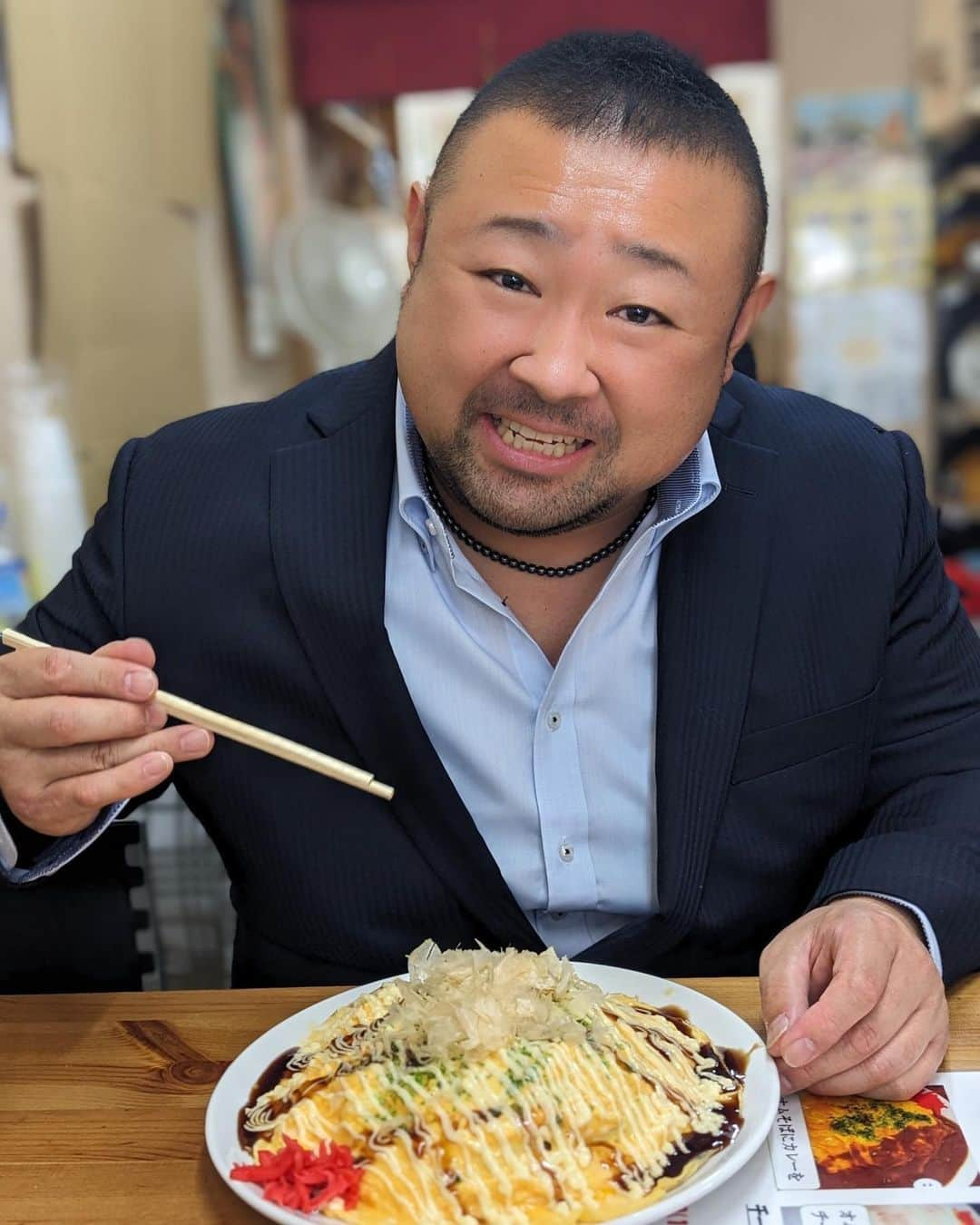 脇知弘のインスタグラム：「『小江戸川越観光グルメ大使』として 食べ歩きをしました🤩🤩🤩  川越といえば僕の中では外せない大好きな 『まことや』さんの太麺やきそば😍  今回は地元川越の養鶏場のたまごが絶品な  『小江戸ぉむ』（特大）を食べました✌️  そしてなんと、かつお節かと思いきゃ 鶏節‼️ もう文句なし‼️ 日本一美味しい太麺やきそばだと僕は思っております‼️  ◆◇◆◇◆◇◆◇◆◇ 📌まことや本店 〒350-0066 埼玉県川越市連雀町8-4 ◆◇◆◇◆◇◆◇◆◇ 　  #脇知弘#川越まつり#小江戸川越観光グルメ大使#まことや#太麺やきそば#小江戸ぉむ#ふわとろ#日本一美味しい#食べ歩き」