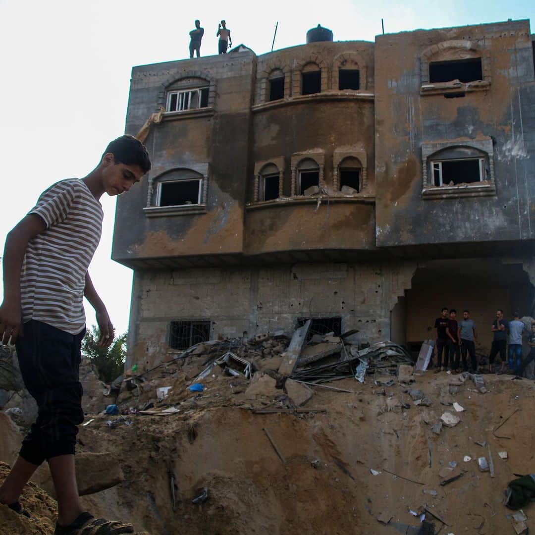 のインスタグラム：「It’s been a time of unthinkable loss, terror and grief for millions of people living in both Israel and Gaza, where a brutal war has broken out after Hamas launched an unprecedented attack on Israel on 7 October, and Israel launched retaliatory airstrikes. The crisis, which has already claimed thousands of lives, is weighing heavily on many around the world – particularly those fearing for the safety of their Israeli and Palestinian loved ones – but there are ways to help the innocent civilians being affected, no matter how far away you are. At the link in bio, find a round-up of organisations working to help, with links to donate.」