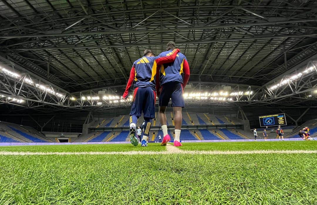サッカー スペイン代表チームのインスタグラム：「😍 𝗬𝗮 𝗰𝗼𝗻𝗼𝗰𝗲𝗺𝗼𝘀 𝗲𝗹 𝗔𝘀𝘁𝗮𝗻𝗮 𝗔𝗿𝗲𝗻𝗮.  Último entrenamiento: ✅  💪🏼 ¡Preparados para el partido de mañana!  #U21EURO」