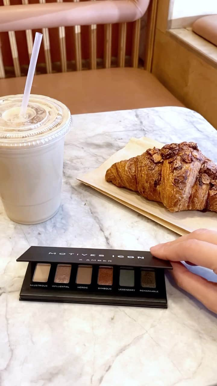 Motives Cosmeticsのインスタグラム：「From casual coffee meetups to special nights out, our ICON X Amber Eyeshadow Palette has you covered 🎨✨ . . . #makeuponthego #eyeshadowpalette #aestheticmakeup #beautymusthaves #motivescosmetics」