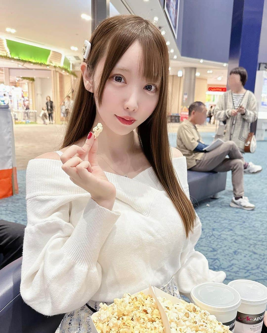 陽多マリィさんのインスタグラム写真 - (陽多マリィInstagram)「＊ 食べるー？🍿  #アイドル #ไอดอล #idola #jepang #Ídolo #diminuto #bonita #偶像 #可爱 #萌 #japaneseidol #japanesegirl #地下アイドル #美男美女と繋がりたい#自撮り #自撮り女子 #自撮り界隈  #自発ください  #いいね返し #太もも #ふともも  #アイドル #idol #メイド #meido #セルカ#meidocafe#japaneseidol #japanesegirl #followme #l4l  #隠しきれないヲタク #隠しきれないオタク」10月17日 5時58分 - mary_hida