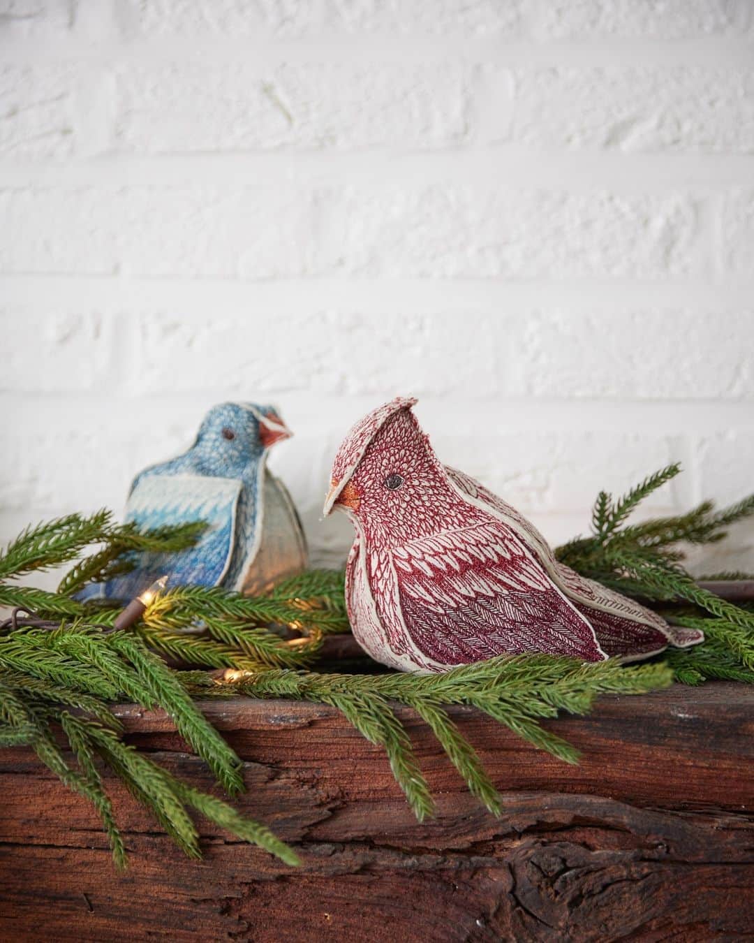コーラル アンド タスクのインスタグラム：「A new feathered friend has joined the flock! 🕊️ Introducing the Cardinal of Hope! You loved the Bluebird of Happiness so much, that we wanted to bring another well-loved, beautiful bird to life. Cardinals are a sign of love, hope, and positivity. ❤️ The Cardinal's wings can be lifted to reveal a secret pocket to store notes and gifts. #coralandtusk」