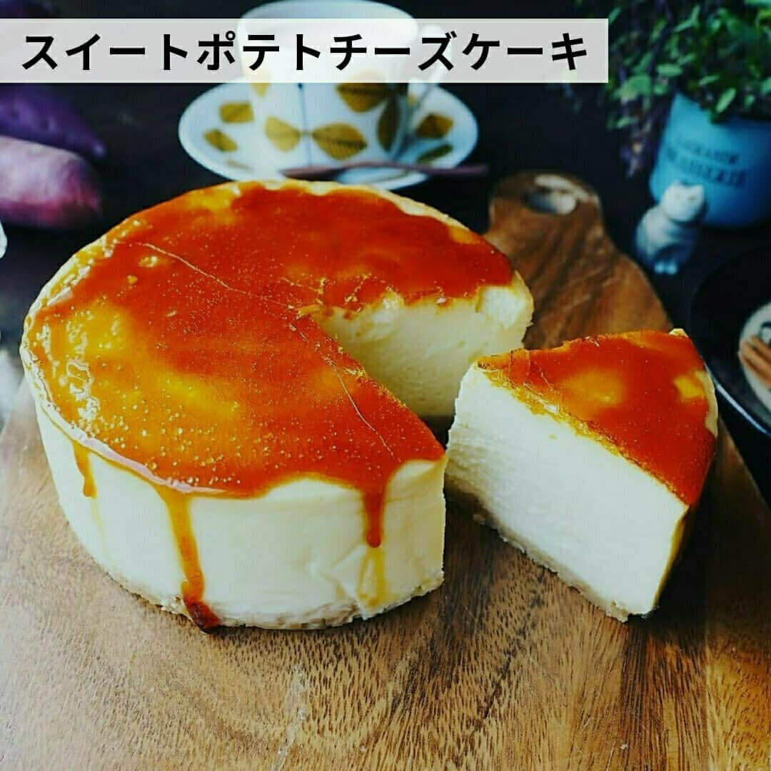 おうちごはん編集部さんのインスタグラム写真 - (おうちごはん編集部Instagram)「【秋の味覚でホッと一息！ #さつまいも のおやつ8選】  秋から冬にかけて旬を迎える #さつまいも でおいしいおやつを作りませんか❓  焼いたり蒸したり揚げたりといろんな食べ方のある #さつまいも は、ケーキやプリンなどのスイーツとも相性が良いんですよ😋  ぜひさまざまなアレンジで楽しんでみてくださいね🍠💕  ------------------  🍠さつまいもたっぷり オートミールクッキー photo by @e_memo_4949  🍠ココナッツ芋けんぴ photo by @yukiki923  🍠シュガーポテト photo by @muccinpurin  🍠クリームスイートポテトサンド photo by @mtmtharb  🍠スイートポテトケーキ photo by @mtmtharb  🍠さつまいもマフィン photo by hoppe_pan0804  🍠スイートポテトチーズケーキ photo by @shana.mama  🍠さつま芋プリン photo by @shana.mama  🔽さつまいものおやつのレシピは、おうちごはんの記事でご紹介しているのでぜひチェックしてみてくださいね！ https://ouchi-gohan.jp/3290/  ------------------  ◆ #おうちごはんLover を付けて投稿するとおうちごはんの記事やこのアカウント、おうちごはん発信のトレンドリリースなどでご紹介させていただくことがございます。スタッフが毎日楽しくチェックしています♪  ［staff : コノ］ ------------------  #おうちごはんLover #おうちごはんラバー #ouchigohanlover #ouchigohan #おうちごはん #さつまいもスイーツ #さつまいものおやつ #さつまいも好き #さつまいも好きと繋がりたい #秋の味覚 #食欲の秋 #秋スイーツ #sweets #スイーツ #おやつ #甘いもの #おうちカフェ #手作りおやつ #手作りスイーツ #簡単スイーツ #手作りお菓子 #お菓子作り #おうち時間 #暮らしを楽しむ」10月17日 6時00分 - ouchigohan.jp