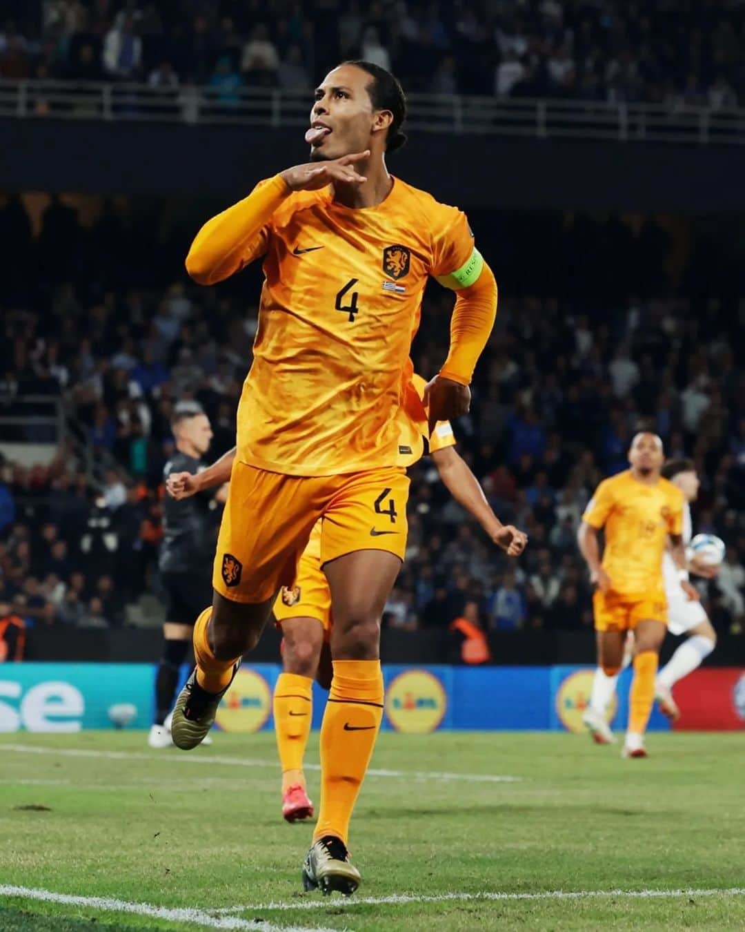 のインスタグラム：「Calm as you like from the spot 🇳🇱 @virgilvandijk grabs a late winner for @onsoranje 🌟」