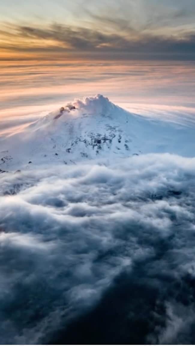 ナショナルジオグラフィックのインスタグラム：「Video by @renan_ozturk | Using a drone to do aerial time lapse produced this first-of-its-kind footage of the active volcano of Mount Michael on Saunders Island in the South Sandwich archipelago.  Tensions were high when our team first reached the remote island with lofty science objectives. Little did we know this would be the only suitable day for drone flights like this before winds raged from 50 to 100 mph for the rest of the assignment.  See the full story in the November issue of National Geographic magazine and stay tuned for the documentary “Explorer: Lake of Fire” premiering October 26 at 10/9c on National Geographic and streaming on @disneyplus and @hulu the next day.  Follow @renan_ozturk for more from this story.」