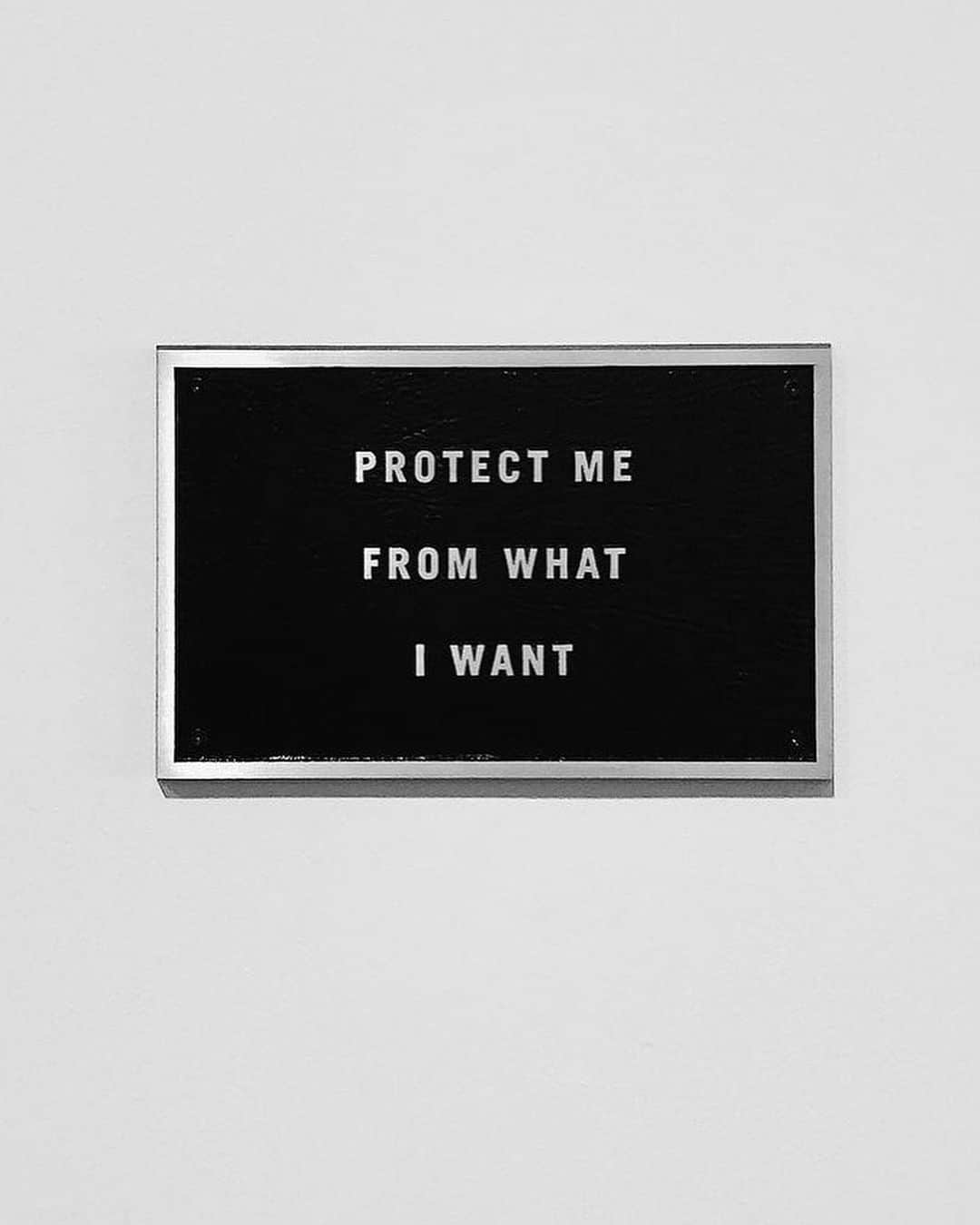 glorianotoのインスタグラム：「Protect me from what I want. #jennyholzer」