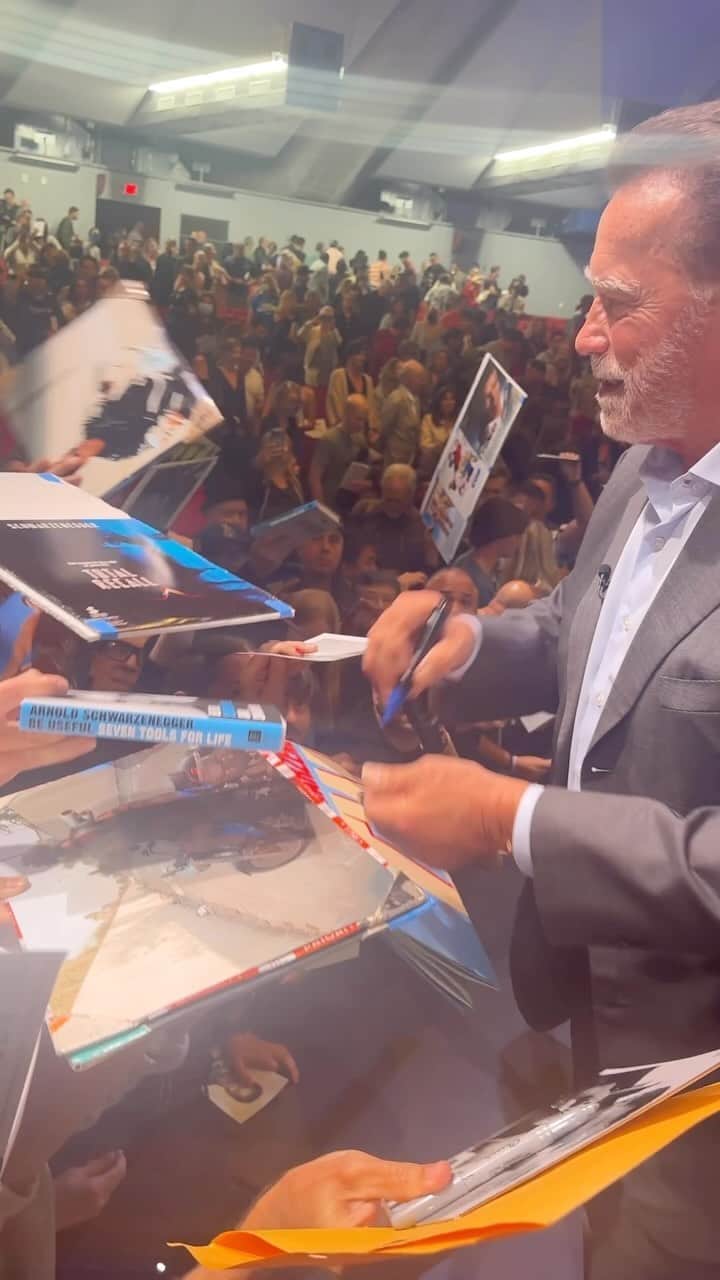 アーノルド・シュワルツェネッガーのインスタグラム：「The best part about promoting Be Useful is meeting the fans!」