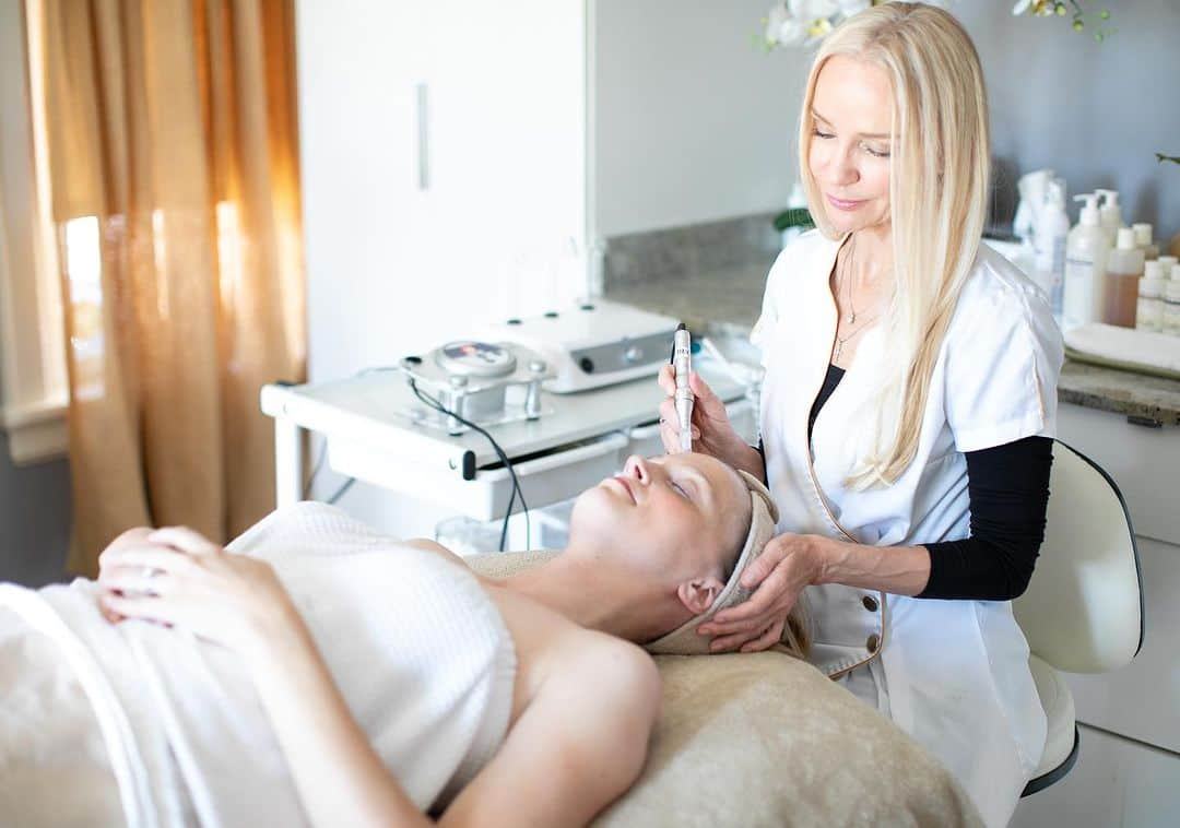 Biologique Recherche USAのインスタグラム：「Jill Bucy Skincare, a Seattle skincare sanctuary✨  Grounded in French skincare and wellness philosophies, owner and esthetician, Svetlana Ponomareva, founded her boutique day spa in 2006.  @jillbucyskincare offers healing and transformative Biologique Recherche products and treatments customized to each client’s skincare needs with the goal to transform skin.  For a youthful, glowing complexion, ask about our MicroPuncture Lab©✨. This gentle treatment stimulates collagen and elastin production to refine skin texture and reduce the appearance of fine lines and wrinkles.  “I was not born with perfect skin … Before Biologique Recherche, I didn’t know much about French skincare. From the first day, I was astonished. I got a feeling, this is it…It’s the only skincare that changed my skin quickly.”  - Svetlana Ponomareva  We are proud to partner with you, @jillbucyskincare 🤍  #BiologiqueRecherche #FollowYourSkinInstant #BuildingBetterSkin #BRspa #seattle #wellnesswithBR #jillbucyskincare」