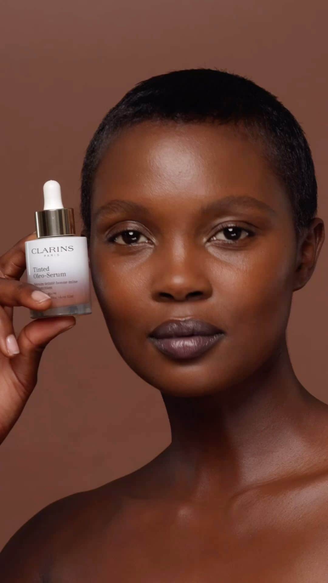 Clarins Canadaのインスタグラム：「Discover our new Tinted Oleo-Serum available in 11 shades to cover more than 40 complexion tones! With just a few drops, enjoy a radiant complexion, even-looking results and nourished skin with a buildable coverage.  Sold Exclusively at Sephora and on clarins.com ❤ __________ Découvrez notre nouveau sérum teinté Tinted Oleo-Serum disponible en 11 teintes pour couvrir plus de 40 carnations ! Quelques gouttes suffisent pour obtenir un teint éclatant, plus unifié et une peau nourrie avec une couvrance modulable.  Vendu exclusivement chez Sephora et sur clarins.ca ❤ . . . #ClarinsTintedOleoSerum #MakeupInnovation #Foundation」
