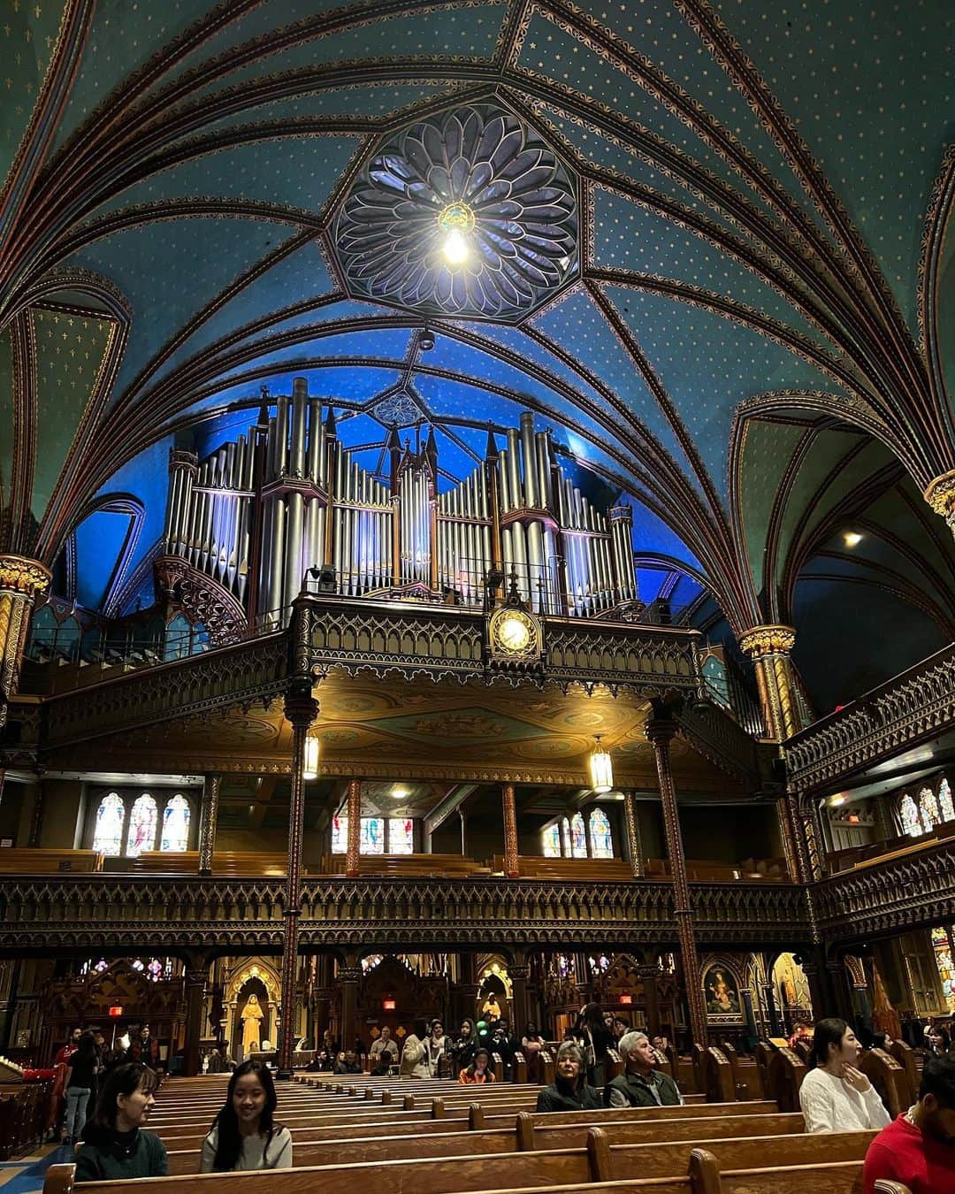 荒木優里さんのインスタグラム写真 - (荒木優里Instagram)「❤️ ✈️モントリオール旅行①✈️  モントリオール・ノートルダム大聖堂に😊✨  北米最大級のカトリック教会で セリーヌディオンが挙式した場所としても 知られています😆💖  青色に包まれた中央の祭壇は 思わず息を呑むほどの美しさ😍❣️ 天井やステンドグラス、細部に至るまで 圧巻としか言いようがありません🥺✨ うっとり見入ってしまいました🩷  世界最大級の7000本のパイプオルガンは 今もコンサートやミサで使用されているのだそう🎵  モントリオール観光で 絶対に欠かせないスポットと聞いていましたが、 訪ねられて本当に良かったです☺️💕  ※写真は全て加工なしです📸 目で見たほうがもちろん美しかったけど、 この美しさはすごいよーっっ😳  #モントリオール旅行 #モントリオール #ノートルダム大聖堂 #montreal #notredamecathedral  #アメリカ生活 #アメリカ暮らし #ニューヨーク #ニューヨーク生活  #ニューヨーク暮らし #ニューヨーク在住 #Newyork #NYC #NY #アメリカ在住日本人 #帯同妻 #渡米記録 #海外生活 #travel #trip #旅行好き #アナウンサー #フリーアナウンサー #荒木優里 #荒木優里のゆるりアメリカ生活」10月17日 6時24分 - yuriaraki0726