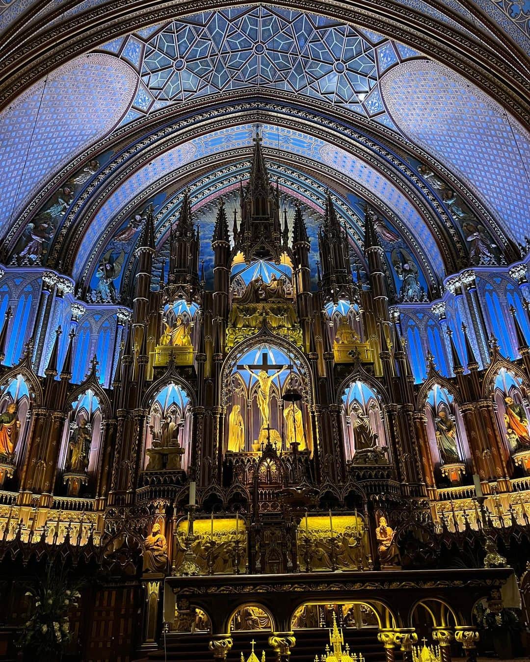 荒木優里のインスタグラム：「❤️ ✈️モントリオール旅行①✈️  モントリオール・ノートルダム大聖堂に😊✨  北米最大級のカトリック教会で セリーヌディオンが挙式した場所としても 知られています😆💖  青色に包まれた中央の祭壇は 思わず息を呑むほどの美しさ😍❣️ 天井やステンドグラス、細部に至るまで 圧巻としか言いようがありません🥺✨ うっとり見入ってしまいました🩷  世界最大級の7000本のパイプオルガンは 今もコンサートやミサで使用されているのだそう🎵  モントリオール観光で 絶対に欠かせないスポットと聞いていましたが、 訪ねられて本当に良かったです☺️💕  ※写真は全て加工なしです📸 目で見たほうがもちろん美しかったけど、 この美しさはすごいよーっっ😳  #モントリオール旅行 #モントリオール #ノートルダム大聖堂 #montreal #notredamecathedral  #アメリカ生活 #アメリカ暮らし #ニューヨーク #ニューヨーク生活  #ニューヨーク暮らし #ニューヨーク在住 #Newyork #NYC #NY #アメリカ在住日本人 #帯同妻 #渡米記録 #海外生活 #travel #trip #旅行好き #アナウンサー #フリーアナウンサー #荒木優里 #荒木優里のゆるりアメリカ生活」