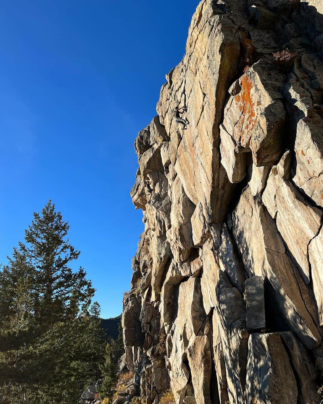 ポール・ロビンソンのインスタグラム：「Flashed the classic, “Buster Brown,” 5.13- at Dudes Throne yesterday evening. Super fun day out with @roxannesimon_ and @marijus3 ⭐️ thanks for the good beta @sharazaia 🫡」