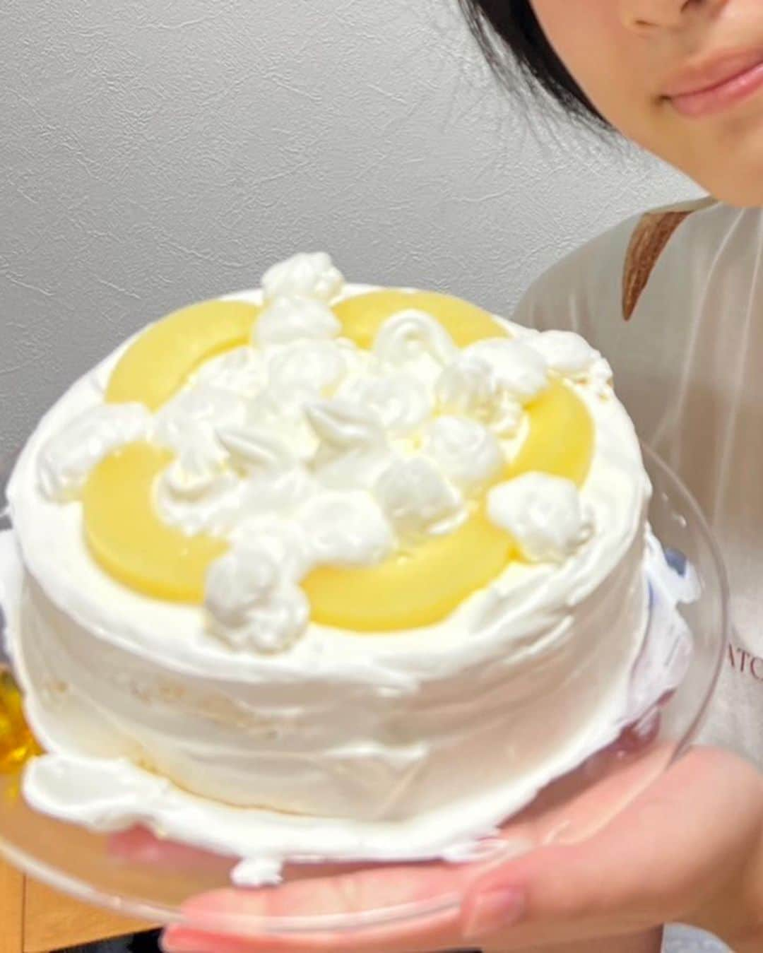 久保田磨希さんのインスタグラム写真 - (久保田磨希Instagram)「今日は娘の12回目の誕生日。 昨日は運動会の振替休日でお友達と一緒によみうりランドへ。 今までガタガタ震えて入れなかったお化け屋敷も お友達にしがみつきながら入ってみたり。 12歳バンザーイ🎉 遊園地から帰ったら 夫が手作りケーキを作って待ってました。 娘、愛されてるなぁ🤗 不格好なケーキが最高です。 #久保田磨希 #娘の誕生日 #よみうりランド #手作りケーキ」10月17日 6時37分 - maki_kubota1973