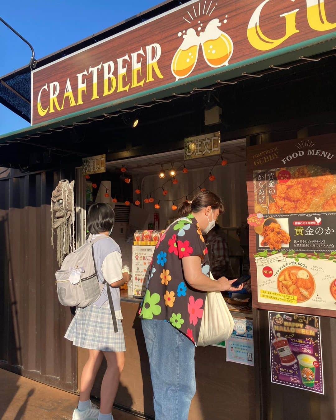 久保田磨希のインスタグラム：「今日は娘の12回目の誕生日。 昨日は運動会の振替休日でお友達と一緒によみうりランドへ。 今までガタガタ震えて入れなかったお化け屋敷も お友達にしがみつきながら入ってみたり。 12歳バンザーイ🎉 遊園地から帰ったら 夫が手作りケーキを作って待ってました。 娘、愛されてるなぁ🤗 不格好なケーキが最高です。 #久保田磨希 #娘の誕生日 #よみうりランド #手作りケーキ」