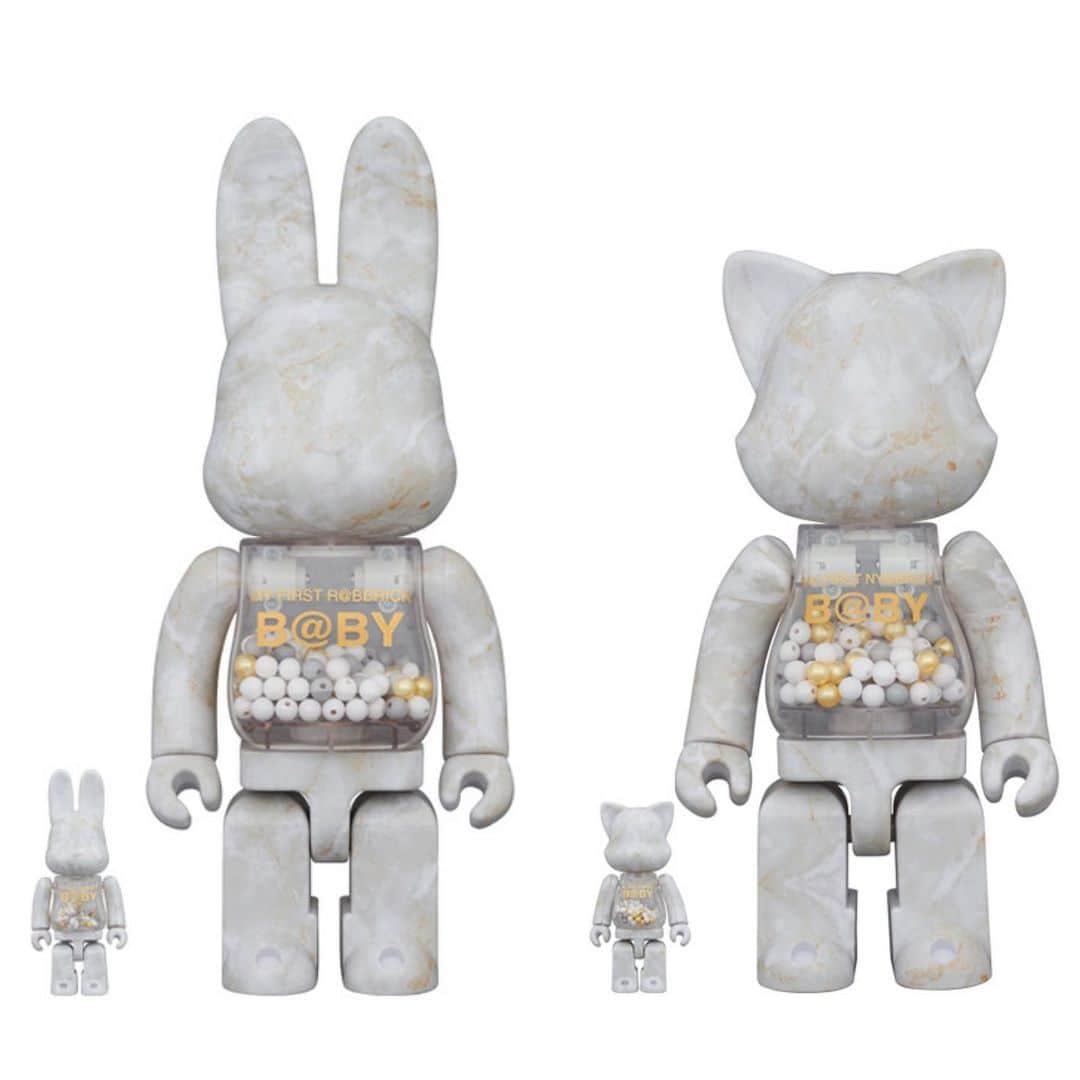 千秋のインスタグラム：「🤍🐈🐇🤍 MY FIRST B@BYのNY@BRICKとR@BRICKにニューモデルが登場！ MEDICOM TOY PLUS EXCLUSIVE 2023年10月21日発売予定  #千秋デザイン の【MY FIRST BEARBRICK BABY】新作です✨ Chiaki designed BE@RBRICK is now on sale! Chiaki 设计的 BE@RBRICK 现已发售！ 치아키 디자인의 베어브릭, 신발매입니다 ¡BE@RBRICK diseñado por Chiaki ya está a la venta! شياكي المصممة BE @ RBRICK معروضة للبيع الآن! Chiaki design BE@RBRICK kini dijual!  MY FIRST NY@BRICK B@BY MARBLE(大理石) Ver. 100％ & 400％ 頒布価格￥14,300（税込） ●全高約65mm／260mm  MY FIRST R@BBRICK B@BY MARBLE(大理石) Ver. 100％ & 400％ 頒布価格￥14,300（税込） ●全高約80mm／320mm  Designed by CHIAKI(CIROL & Co.)  ●全高約65mm／260mm ●MY FIRST B@BYのNY@BRICKとR@BBRICKに MARBLE(大理石)柄が100％ & 400％にて新登場!! ●MEDICOM TOY PLUSにて発売予定！  購入のための抽選申し込みの詳しい方法はこちらのページへ  https://www.medicomtoy.tv/blog/?p=86666  ---------------------------- ----------------------------------   #myfirstbearbrickbaby #myfirstbearbrick #medicomtoy #千秋ビジネス #千秋デザイン #bearbrick #nyabrick #rabbrick #ベアブリック #マイファーストベアブリックベイビー」