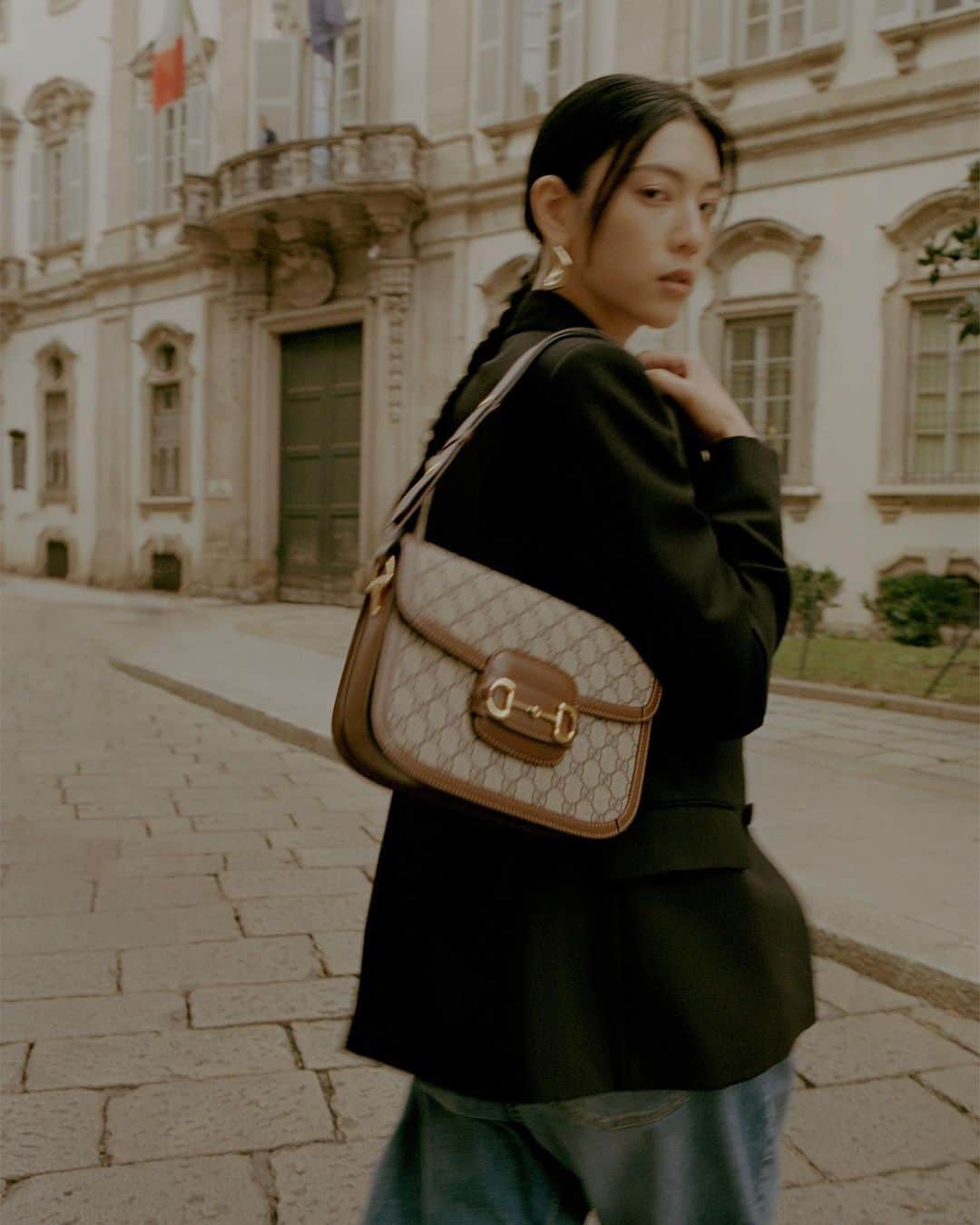 のインスタグラム：「-FIGARO JAPON-  今回のGUCCIのショーは 雨天により開催地であったブレラ地区から 毎シーズンショーが行われている グッチ ハブに変更となりました。  翌日の撮影では天候にも恵まれ GUCCI仕様になったブレラ地区で撮影しました。 ショーの新たな風と空気感を感じながら GUCCIを身に纏い、そこに佇むことができ とても貴重な時間を過ごせた気がします。  @gucci  @madamefigarojapon   photo @picpicpiczo   styling @tomokojima__   hair&make @yudai_makino   editing @sachiko_tashiro_matsui   coordinate @kiyoefrends」