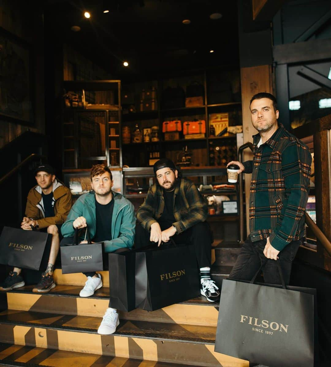 リアン・ドーソンさんのインスタグラム写真 - (リアン・ドーソンInstagram)「Surprisingly not an ad just a few dudes being dudes and having a shop. I love you Pacific Northwest. Wrapping up this tour and I’m sad and not ready for it to end. Thank you all, my heart is full. All pics by @salmabustos」10月17日 6時45分 - riandawson