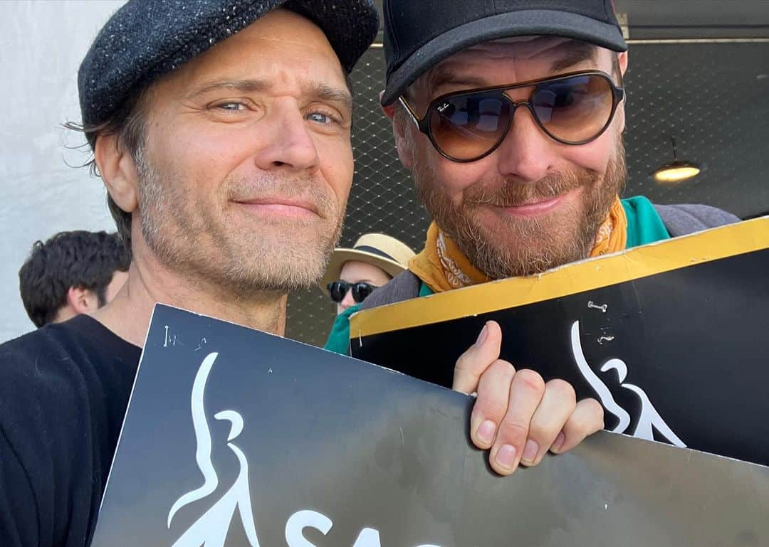 シーマス・デヴァーさんのインスタグラム写真 - (シーマス・デヴァーInstagram)「Irish and Irish American picket today at the House of Bezos. Thanks @alanspics for organizing the lot of of us. #sagaftrastrike Let’s get everybody back to the table and back to fecking work. ☘️」10月17日 6時52分 - seamuspatrickdever