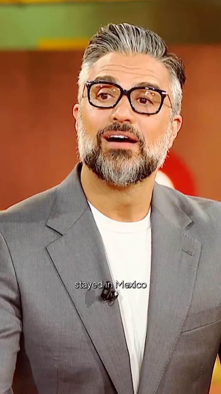 ハイメ・カミールのインスタグラム：「It’s STORYTIME!🔥 Before tonight’s new episode of #LoteríaLoca, our host sets up the scene with info on our contestants! 👏」