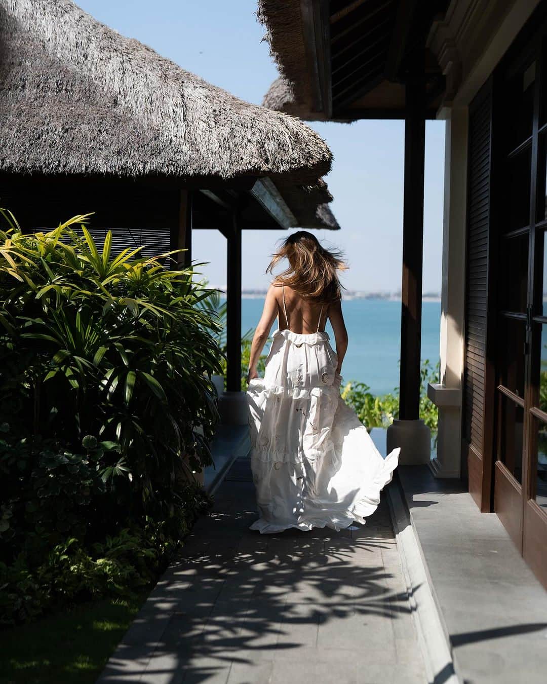 カロリーネ・セリコのインスタグラム：「Bali | nossa "ocean front villa" de tirar o fôlego.  Vestido @NIINI.sp ótima opção para réveillon também, e está na aba SALE no site NIINI.com.br 🤍  #CaCelicoEstilo  #CaCelicoViagem」