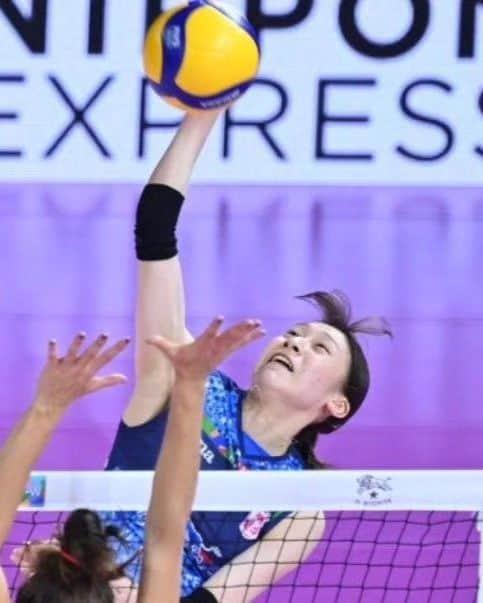 石川真佑のインスタグラム：「MAYU ISHIKAWA 🇯🇵   The Japanese outside hitter scored 2️⃣3️⃣ pts for @ilbisontevolleyfirenze 🆚 Pinerolo . They may have lost 2-3 but her performance is praiseworthy.  ⏰ #LVFSerieA1 full schedule - LINK IN BIO.  📺 Watch the matches on VBTV.  🏐 #volleyball #pallavolo」