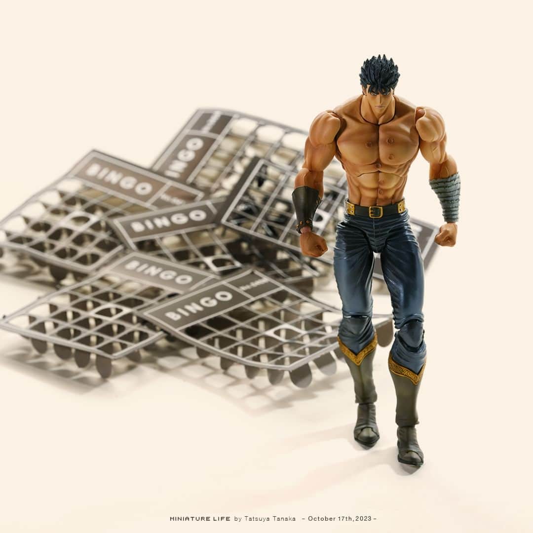 田中達也さんのインスタグラム写真 - (田中達也Instagram)「“Kenshiro vs Bingo” ⠀ ⠀ 北斗の拳 vs ビンゴの券 ⠀ ⠀ ─────────────────── 《EXHIBITION info》 ⠀ 【ミニチュアライフ 神戸エアポート】 MINIATURE LIFE × KOBE AIRPORT」10月17日 7時00分 - tanaka_tatsuya