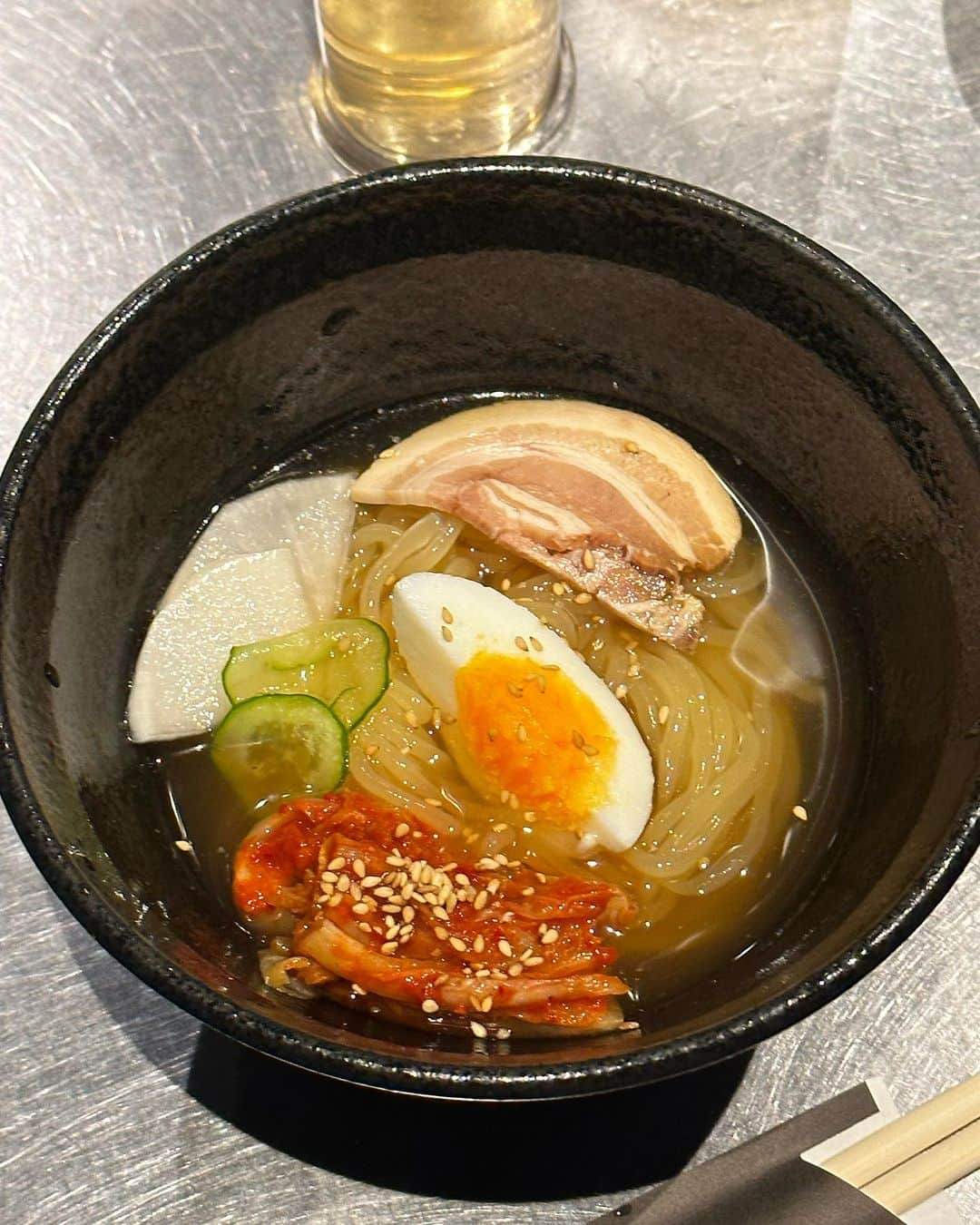 長谷川夕希子さんのインスタグラム写真 - (長谷川夕希子Instagram)「夕希ログ🥢 お肉🥩編♪  生肉🥩も食べつつ、 様々な部位の焼肉🥩も堪能できる❣️ということで 『炭火焼ホルモン ぐう 池袋はなれ 』@gu.ikebukurohanare で、お店いち推しの限定コース愉しんできました😋💗  『炭火焼ホルモン ぐう 池袋はなれ 』限定コースは、 豊島区保健所公認の”生肉刺し”➕ 全11種類の部位を焼肉いただけるコース内容で、 ぐうグループの中でも 食べれるのは、@gu.ikebukurohanareこちらのお店のみ🤩  特筆すべきは、 やはり 「生肉刺し２種盛り」✨ 極ユッケ✨ ザユッケ✨ 生肉を食べ比べできちゃう贅沢さ🥰💞  さらに、魅力に感じたのは 極タンや新鮮な様々な部位のホルモンなどお肉を お店の方が全て焼いてくださって、 最高の焼き具合でいただくことができたの🥹💓  ホルモンは部位によって美味しい状態の焼き加減が変わるから一番美味しい状態で食べれるのは、かなり嬉しい😋❣️  牛すじ煮込みもホッとする味わいに顔がほころぶ☺️  スワイプして是非 生肉のお料理や新鮮なお肉等等見てみてね❣️  臨場感溢れるリール動画も お楽しみに✨😊  充実の限定大満足コースはこちら💁‍♀️  ぐう名物⭐︎浅漬けキムチ 本日のサラダ 本日の煮込み 豊島区保健所公認！本日のオススメ「生肉刺し２種盛り」 極タン 塩ホルモン ３種盛り ～例：トントロ・コメカミ・ガツ～ 味噌ホルモン ３種盛り ～例：ホルモン・マルチョウ・アカセン～ 特選 カルビ 厳選 ハラミ 本場 盛岡冷麺  池袋駅🚉西口から徒歩4分🚶‍♀️  『炭火焼ホルモン ぐう 池袋はなれ 』@gu.ikebukurohanare  📞 03-3590-3729  東京都豊島区池袋2-42-1 ミネオカビル2階  営業時間　17:00〜23:00  #PR  #炭火焼ホルモンぐう池袋はなれ  #池袋ホルモン  #池袋焼肉  #池袋グルメ  #池袋ディナー  #池袋西口グルメ  #大人女子会  #美魔女 #女子会ディナー  #池袋デート  #焼肉デート  #東京デート」10月17日 7時01分 - yukikogabby