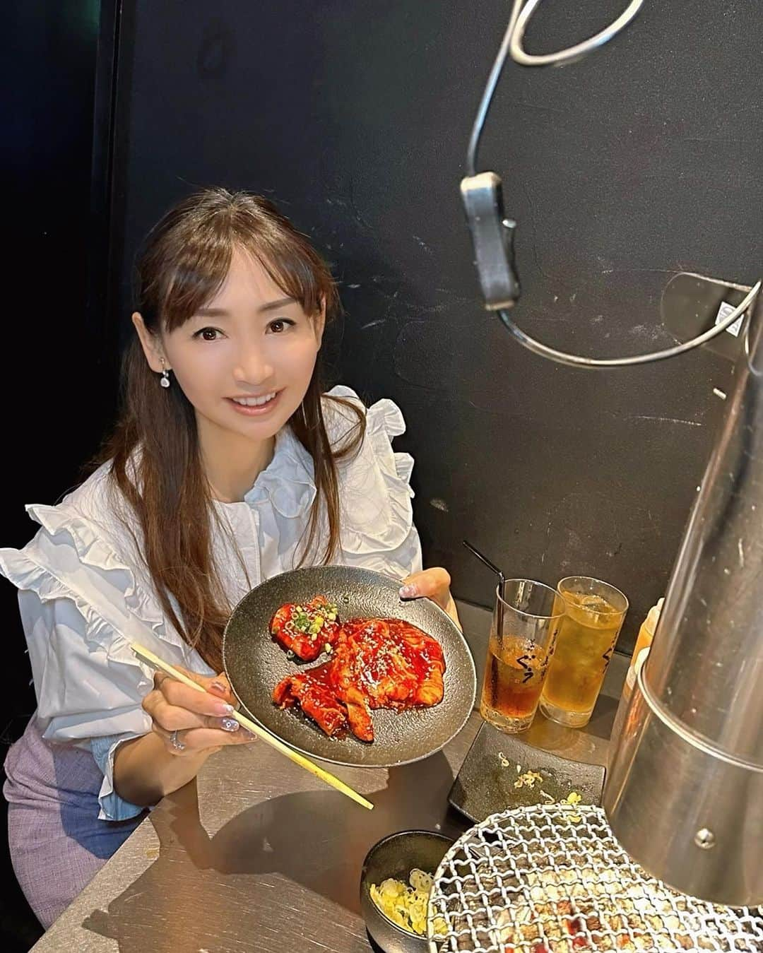 長谷川夕希子のインスタグラム：「夕希ログ🥢 お肉🥩編♪  生肉🥩も食べつつ、 様々な部位の焼肉🥩も堪能できる❣️ということで 『炭火焼ホルモン ぐう 池袋はなれ 』@gu.ikebukurohanare で、お店いち推しの限定コース愉しんできました😋💗  『炭火焼ホルモン ぐう 池袋はなれ 』限定コースは、 豊島区保健所公認の”生肉刺し”➕ 全11種類の部位を焼肉いただけるコース内容で、 ぐうグループの中でも 食べれるのは、@gu.ikebukurohanareこちらのお店のみ🤩  特筆すべきは、 やはり 「生肉刺し２種盛り」✨ 極ユッケ✨ ザユッケ✨ 生肉を食べ比べできちゃう贅沢さ🥰💞  さらに、魅力に感じたのは 極タンや新鮮な様々な部位のホルモンなどお肉を お店の方が全て焼いてくださって、 最高の焼き具合でいただくことができたの🥹💓  ホルモンは部位によって美味しい状態の焼き加減が変わるから一番美味しい状態で食べれるのは、かなり嬉しい😋❣️  牛すじ煮込みもホッとする味わいに顔がほころぶ☺️  スワイプして是非 生肉のお料理や新鮮なお肉等等見てみてね❣️  臨場感溢れるリール動画も お楽しみに✨😊  充実の限定大満足コースはこちら💁‍♀️  ぐう名物⭐︎浅漬けキムチ 本日のサラダ 本日の煮込み 豊島区保健所公認！本日のオススメ「生肉刺し２種盛り」 極タン 塩ホルモン ３種盛り ～例：トントロ・コメカミ・ガツ～ 味噌ホルモン ３種盛り ～例：ホルモン・マルチョウ・アカセン～ 特選 カルビ 厳選 ハラミ 本場 盛岡冷麺  池袋駅🚉西口から徒歩4分🚶‍♀️  『炭火焼ホルモン ぐう 池袋はなれ 』@gu.ikebukurohanare  📞 03-3590-3729  東京都豊島区池袋2-42-1 ミネオカビル2階  営業時間　17:00〜23:00  #PR  #炭火焼ホルモンぐう池袋はなれ  #池袋ホルモン  #池袋焼肉  #池袋グルメ  #池袋ディナー  #池袋西口グルメ  #大人女子会  #美魔女 #女子会ディナー  #池袋デート  #焼肉デート  #東京デート」