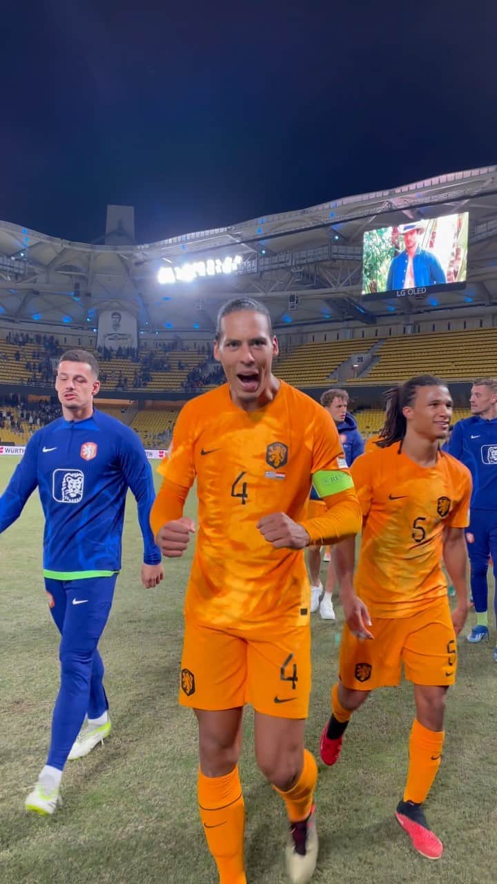 サッカー オランダ代表チームのインスタグラム：「🎶 He's Virgil van Dijk! ❤️‍🔥  #NothingLikeOranje #GRENED」