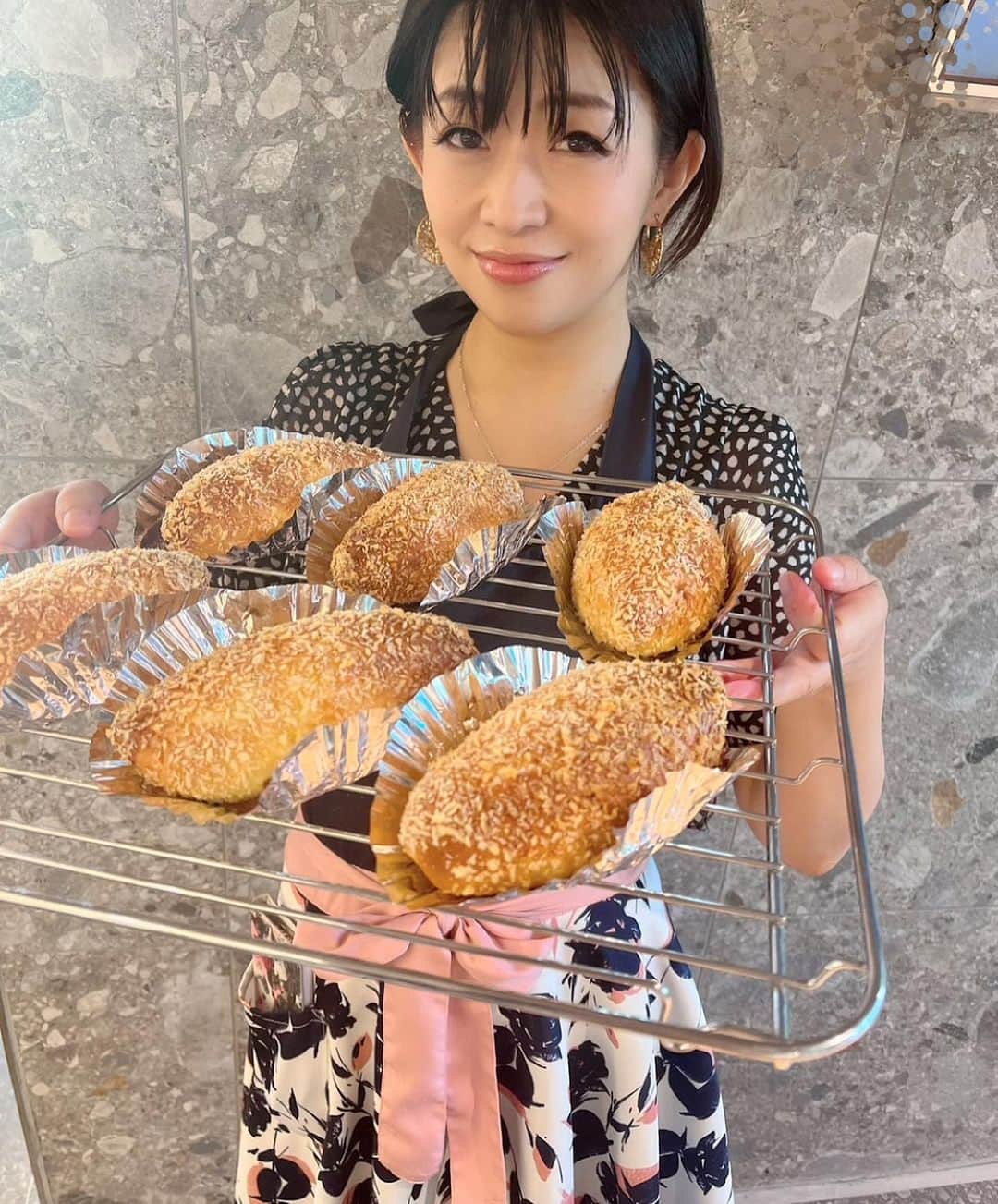 範田紗々さんのインスタグラム写真 - (範田紗々Instagram)「#北条麻妃 さんと #パン教室 🥐🍞🥖💕 チーズたっぷりの焼きカレーパンを作ったよ〜〜〜🤤 おいしいに決まってる… これ…好きです… どうしよう、また作りたい…（おうちでどうぞ😂）」10月17日 7時15分 - handa_sasa