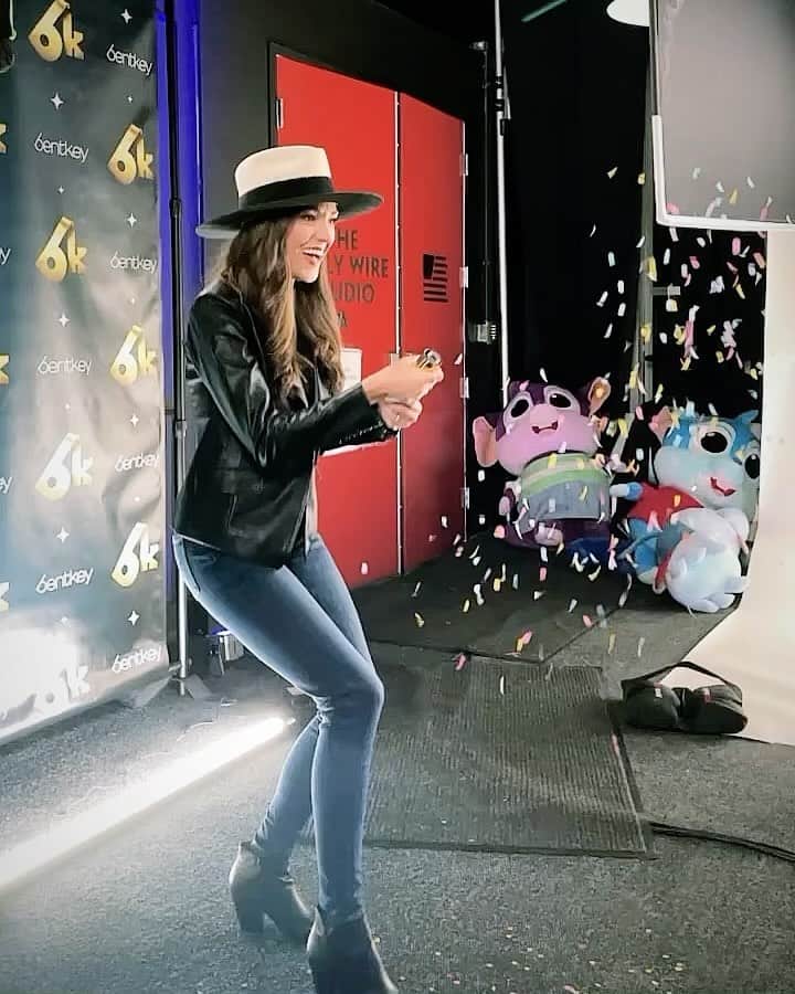 ローラ・オスのインスタグラム：「Today we got to help launch a brand new platform for fabulous kids content! @bentkeyofficial is finally here and the show I’ve been working on for a year and half is available for you all to watch via the #Bentkey app!   Executive produced by our pal @chrissonnenburg, #ChipChilla is about a family of homeschooled chinchillas who use their imaginations to go on wild family adventures and learn valuable life lessons. I voice mama Chinny Chilla, and it’s BEYOND adorable, clever, creative, silly, clean, good fun. I got to meet two of my chinchilla children today in person after listening to their voices for so long!  Season 1 is now available (12 episodes), and we just wrapped recording Season 2. Your @bentkeyofficial subscription also gets you loads of additional content for kids, including the first 2 episodes of #MabelMcClay, produced by my HUBBY @nathanjohnsonny. You and your kids won’t wanna miss out.   We’re so excited to be a part of this launch alongside so many exceptional humans — congrats to the fearless leaders and creative teams for your commitment to our next generation, your innovative artistry, endless dedication, and contagious joy!」